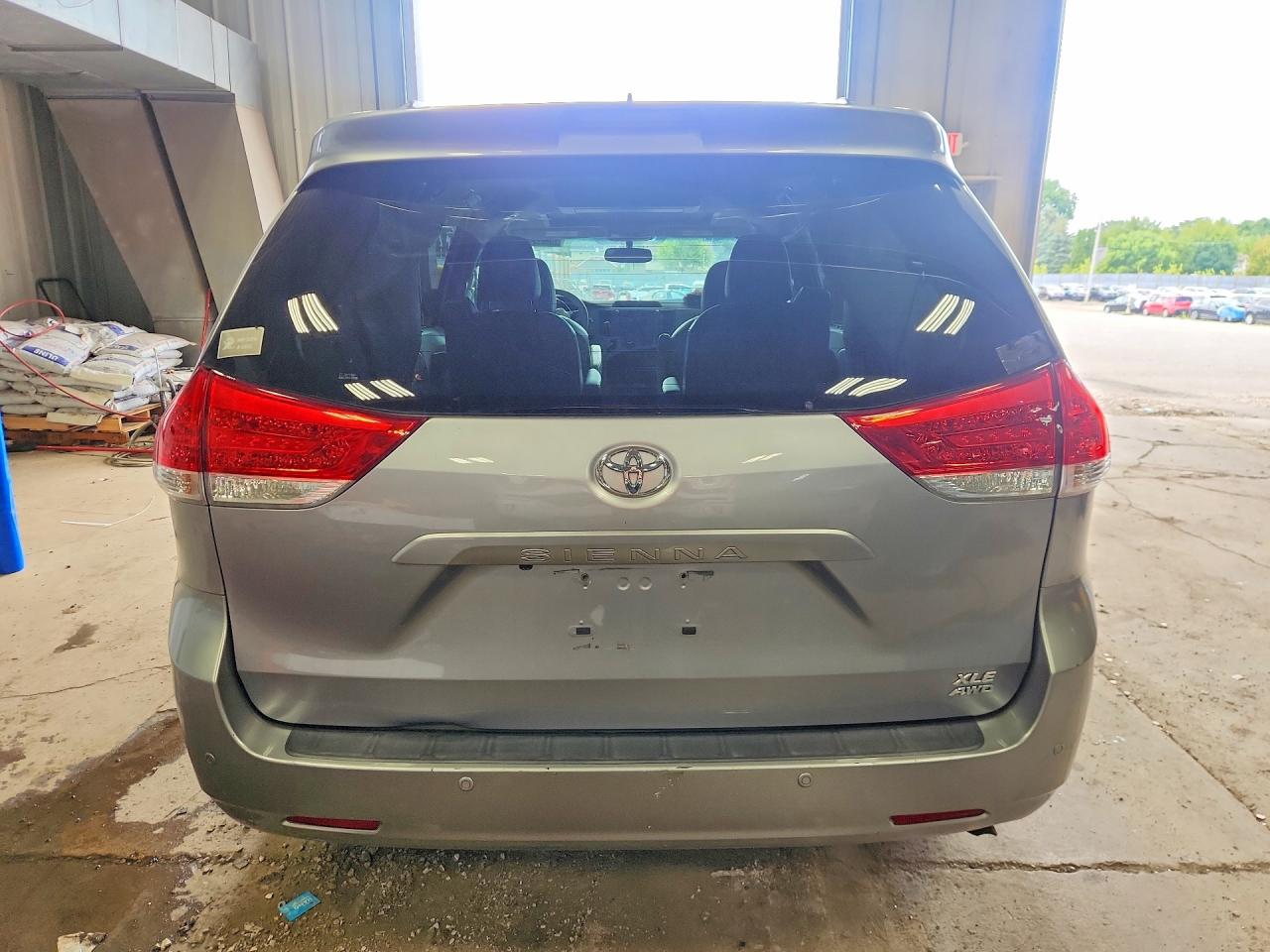 2011 Toyota Sienna Xle 7-passenger Silver vin: 5TDDK3DC6BS029911