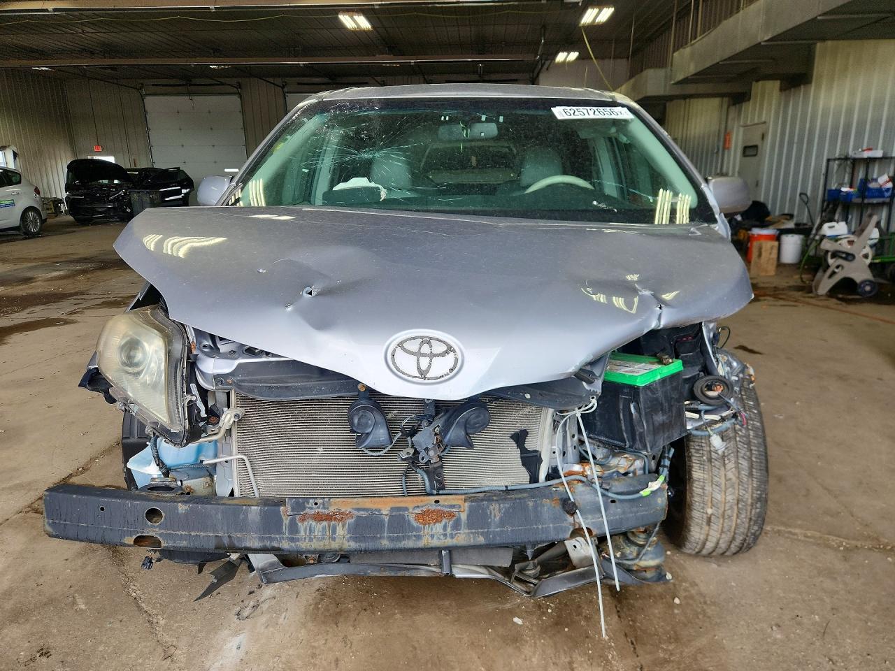2011 Toyota Sienna Xle 7-passenger Silver vin: 5TDDK3DC6BS029911