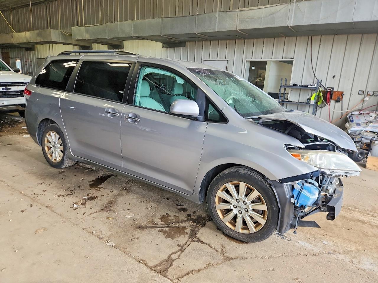 2011 Toyota Sienna Xle 7-passenger Silver vin: 5TDDK3DC6BS029911