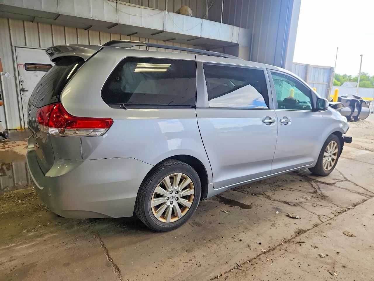 2011 Toyota Sienna Xle 7-passenger Silver vin: 5TDDK3DC6BS029911