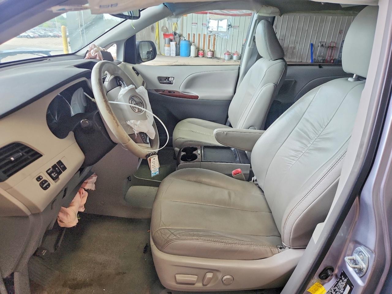 2011 Toyota Sienna Xle 7-passenger Silver vin: 5TDDK3DC6BS029911