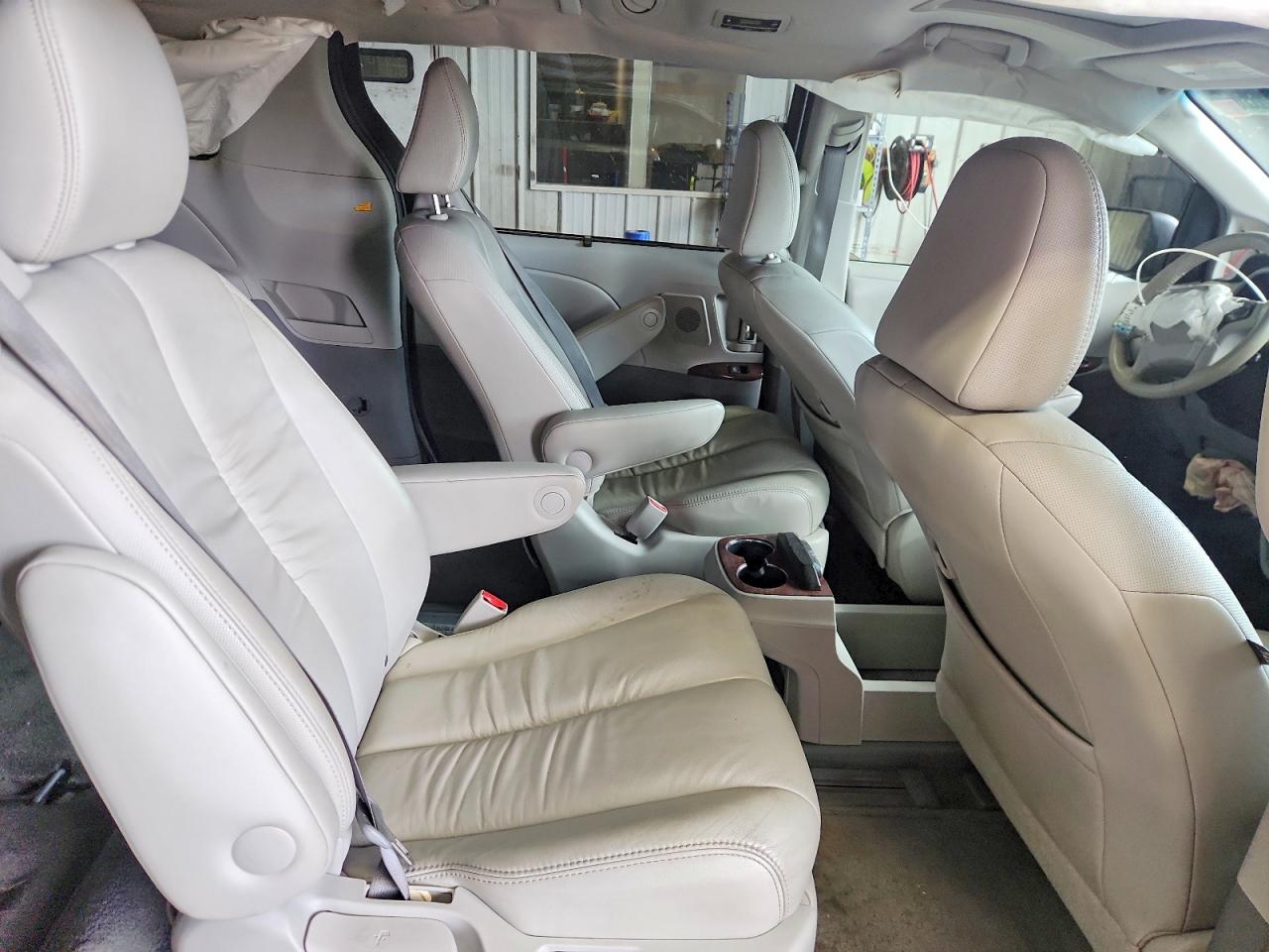 2011 Toyota Sienna Xle 7-passenger Silver vin: 5TDDK3DC6BS029911