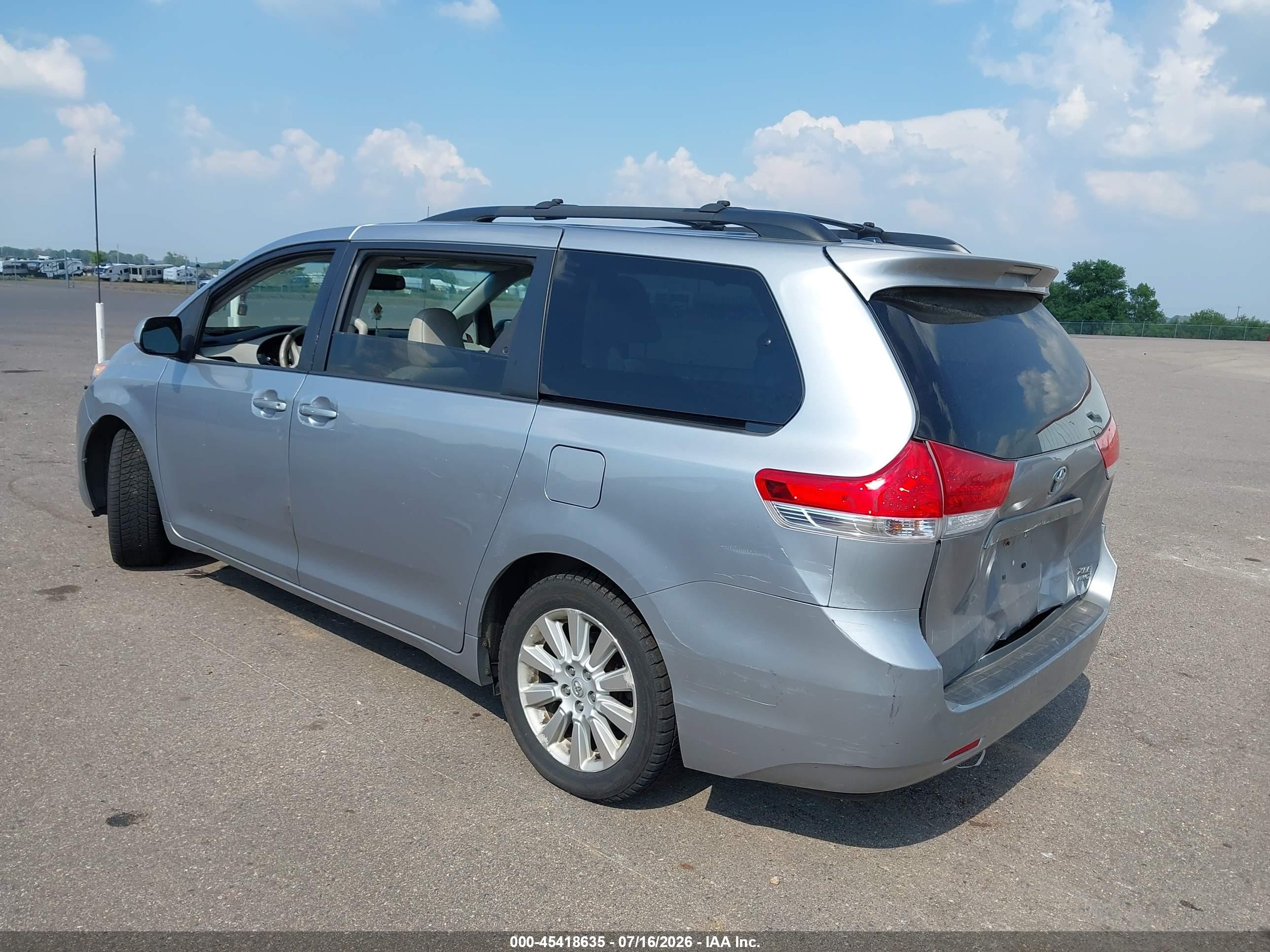 2012 Toyota Sienna Xle 7 Passenger Silver vin: 5TDDK3DC6CS047939