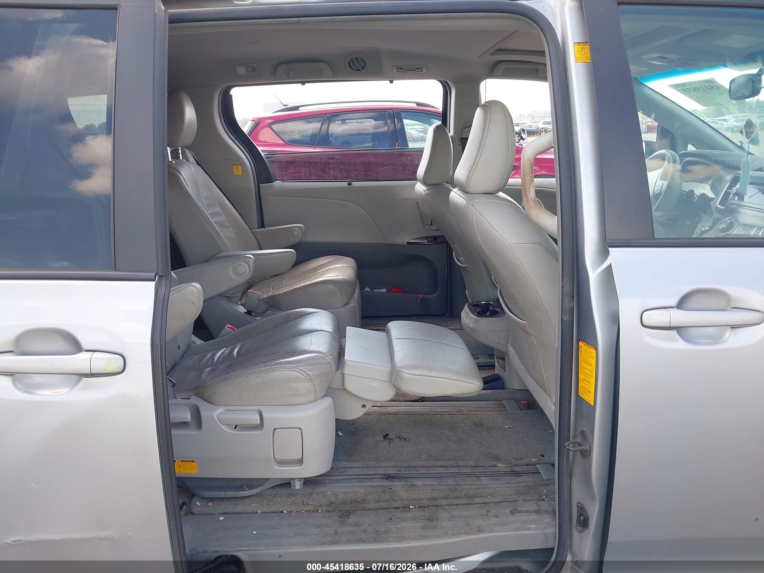 2012 Toyota Sienna Xle 7 Passenger Silver vin: 5TDDK3DC6CS047939