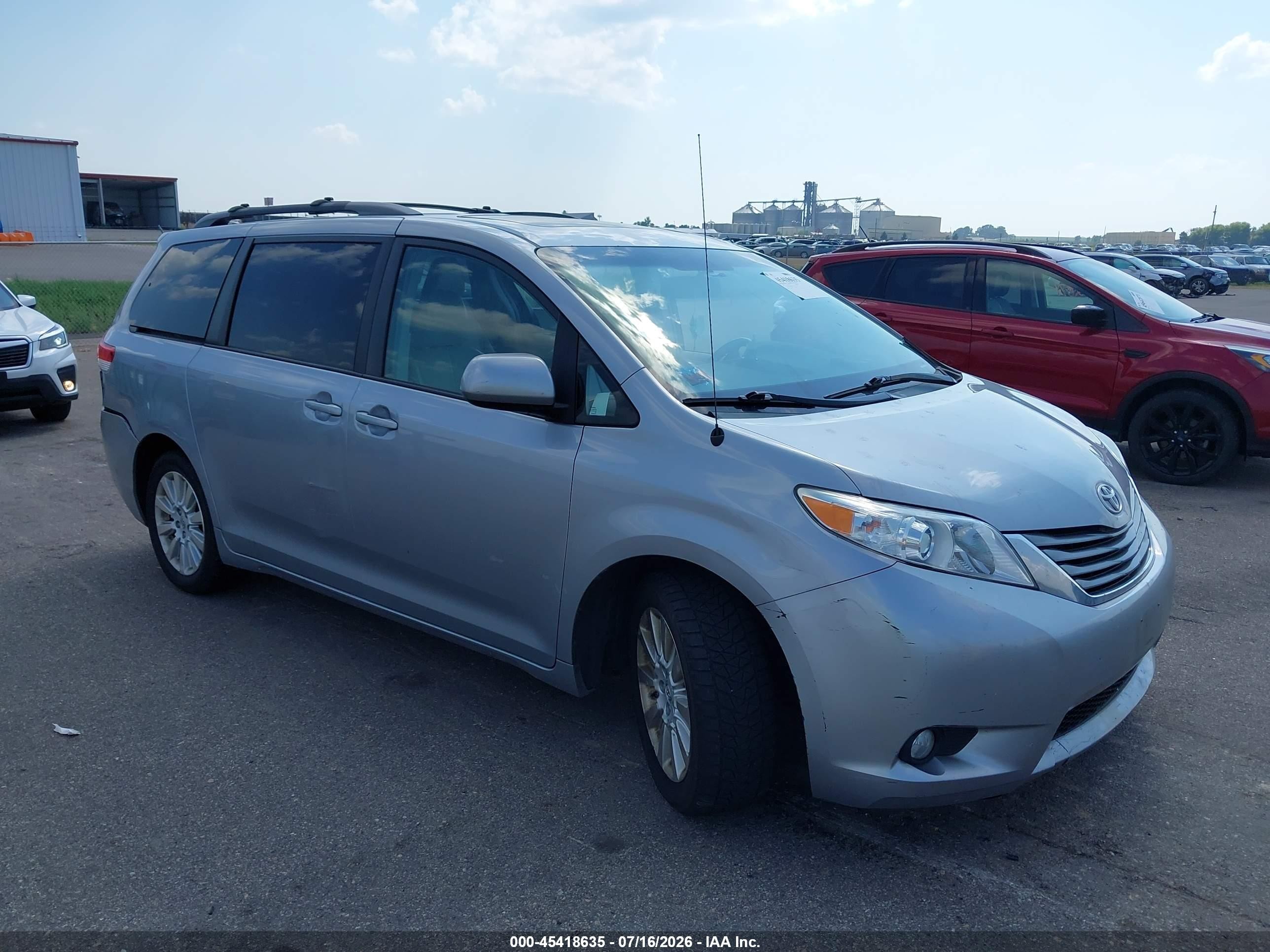2012 Toyota Sienna Xle 7 Passenger Silver vin: 5TDDK3DC6CS047939