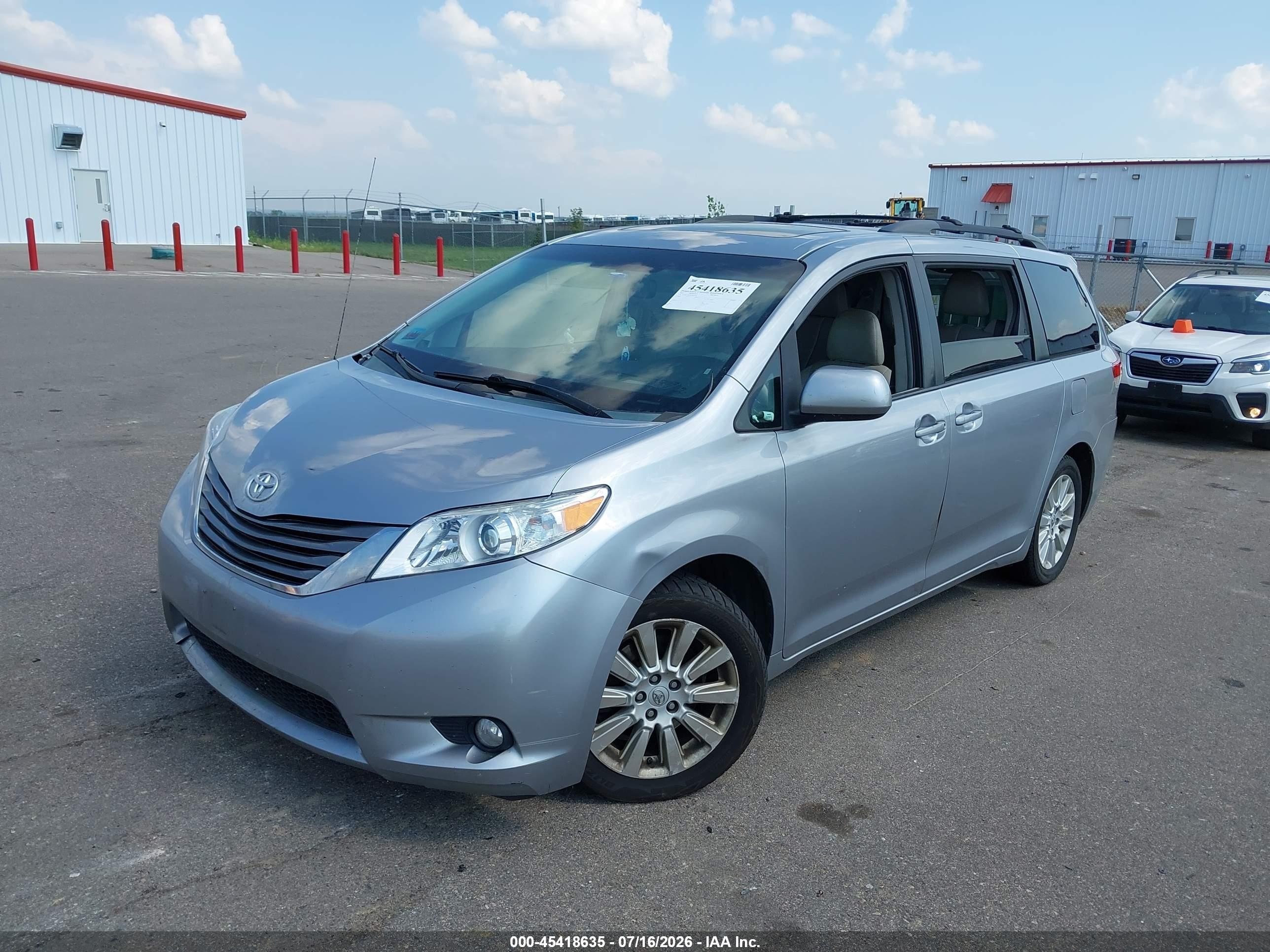 2012 Toyota Sienna Xle 7 Passenger Silver vin: 5TDDK3DC6CS047939