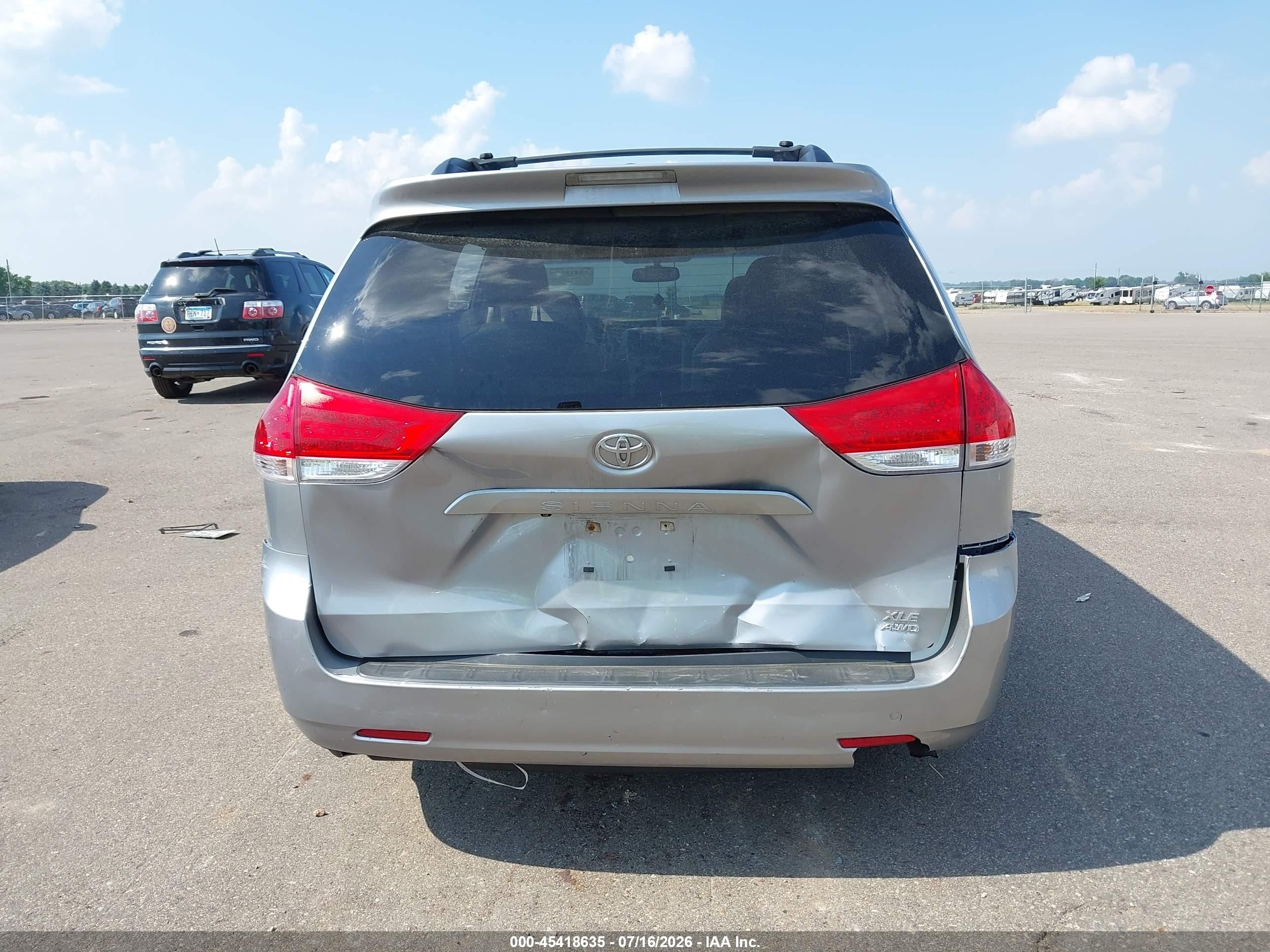 2012 Toyota Sienna Xle 7 Passenger Silver vin: 5TDDK3DC6CS047939