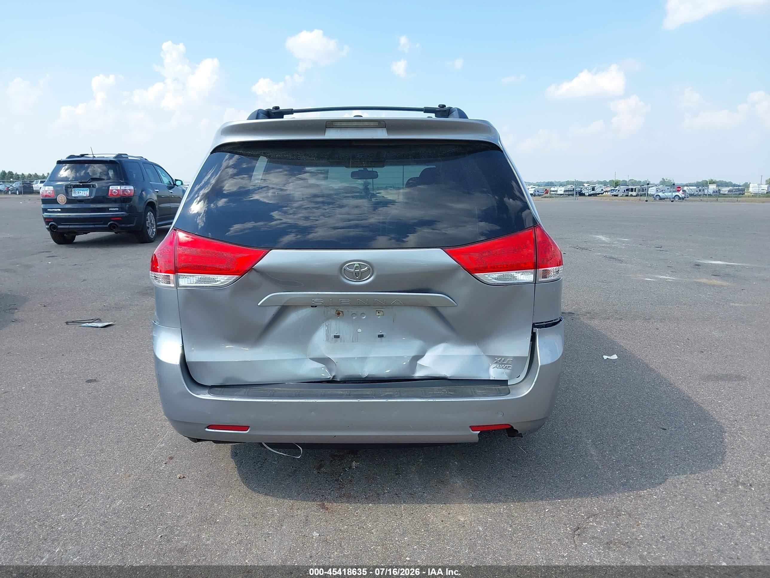 2012 Toyota Sienna Xle 7 Passenger Silver vin: 5TDDK3DC6CS047939