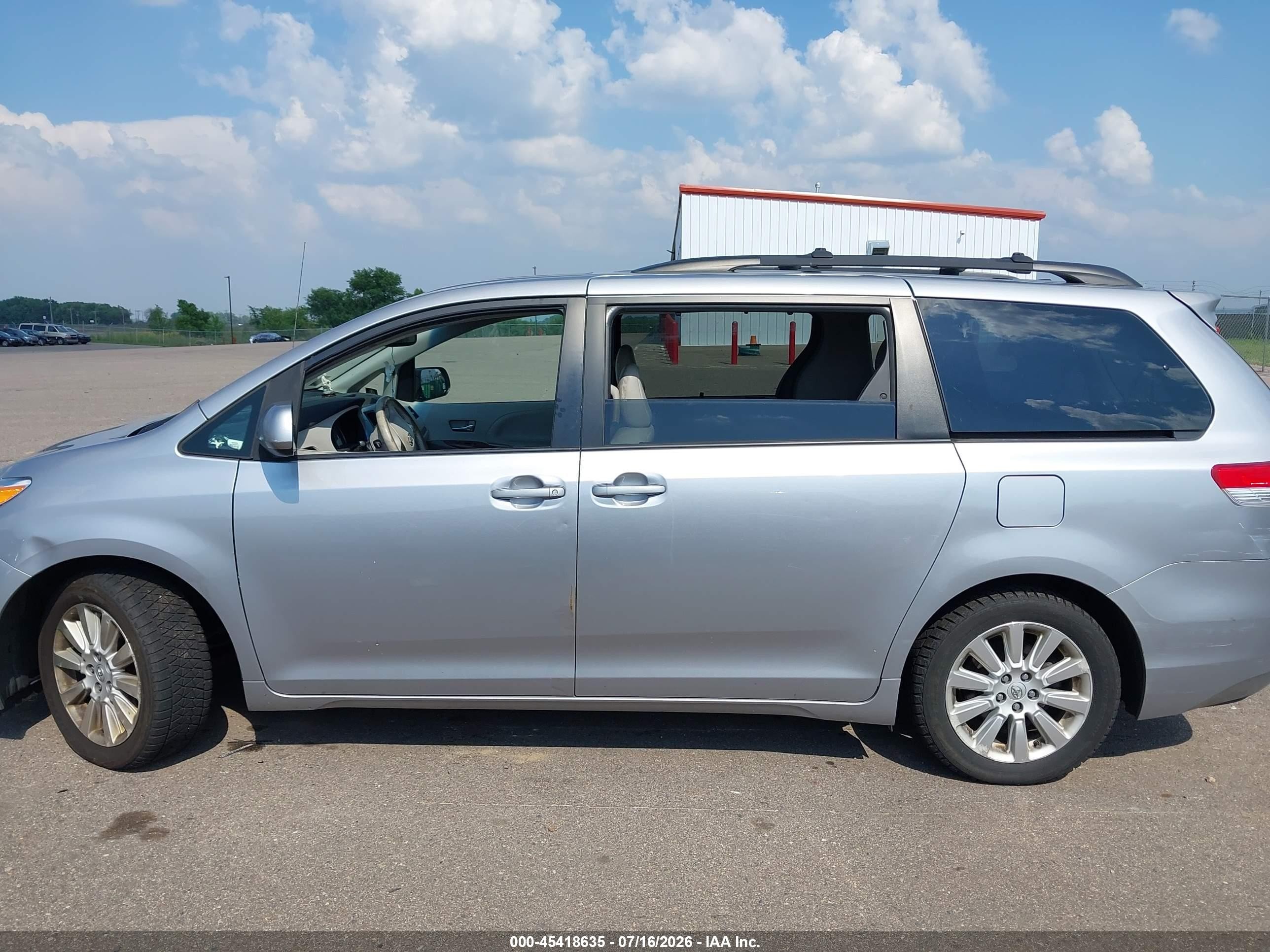 2012 Toyota Sienna Xle 7 Passenger Silver vin: 5TDDK3DC6CS047939