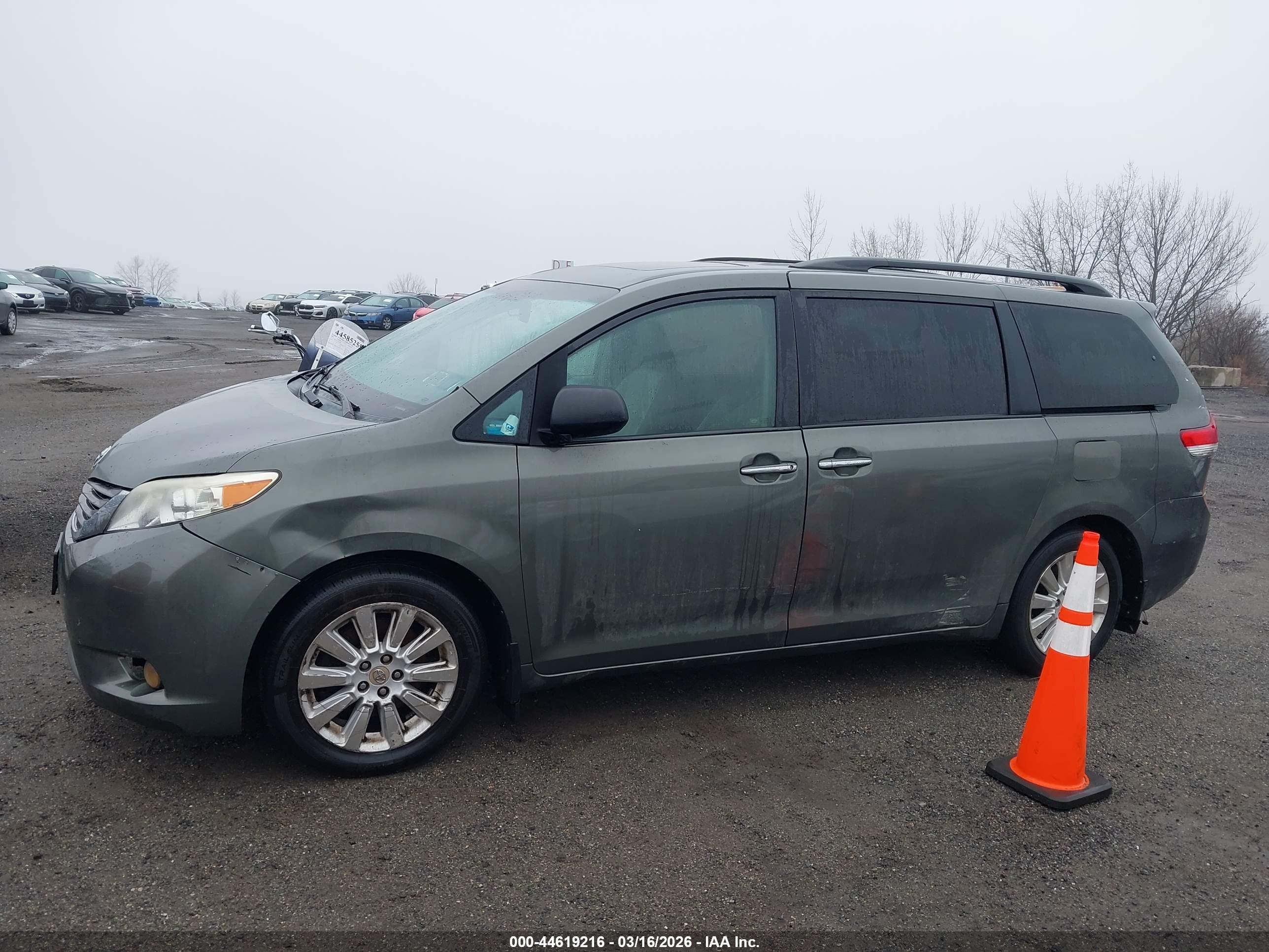 2012 Toyota Sienna Xle 7 Passenger Green vin: 5TDDK3DC6CS048315