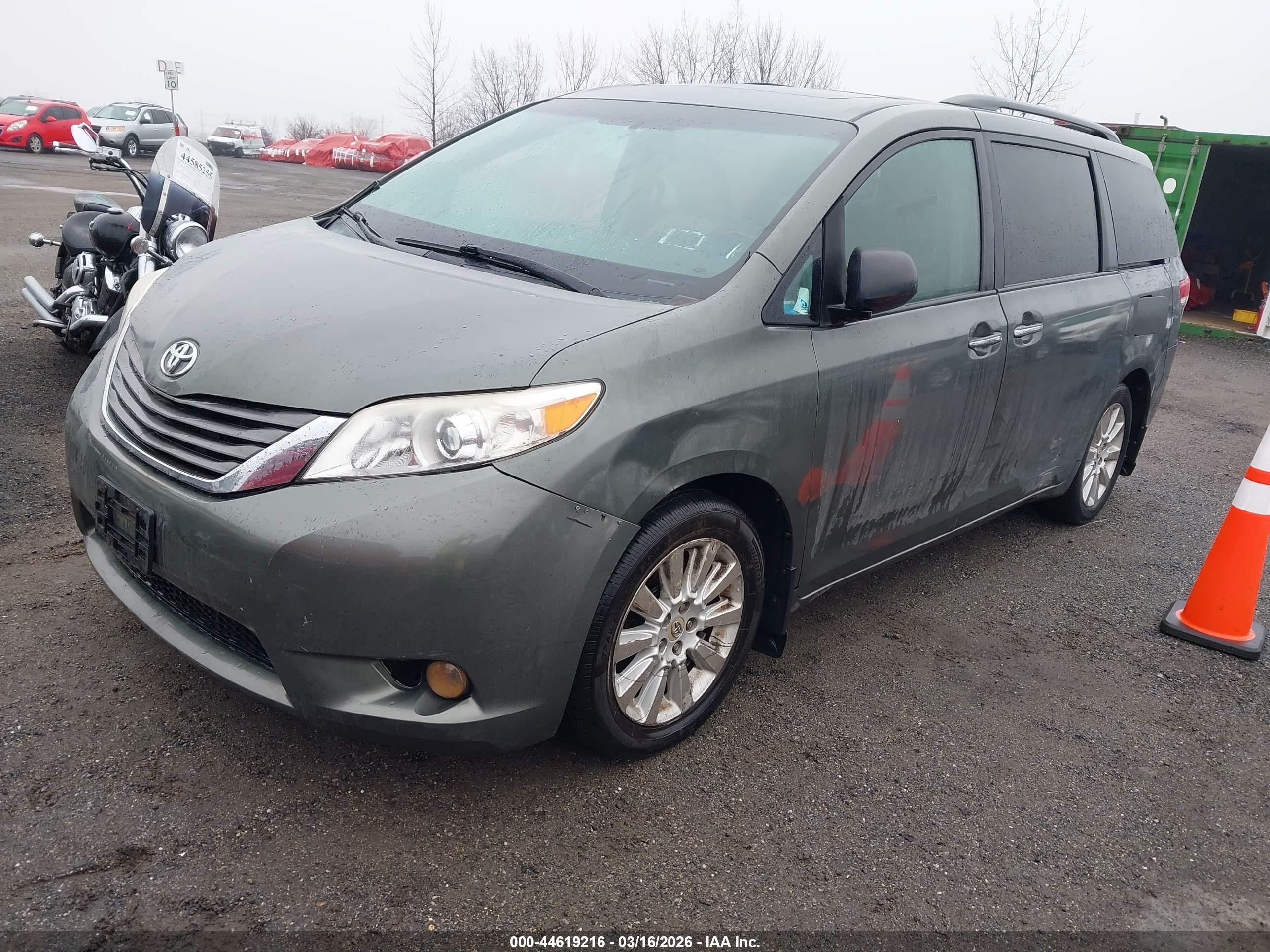 2012 Toyota Sienna Xle 7 Passenger Green vin: 5TDDK3DC6CS048315