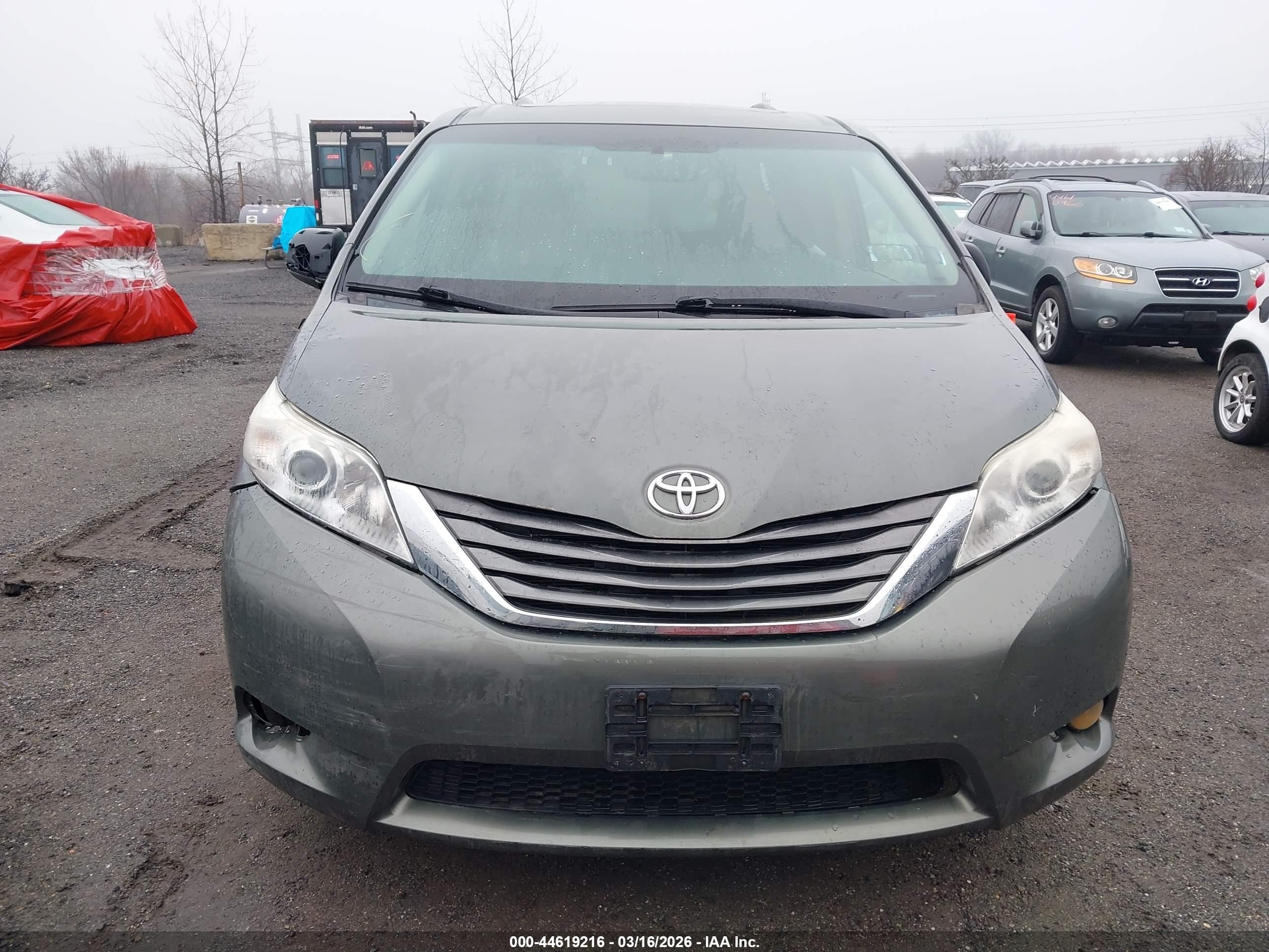 2012 Toyota Sienna Xle 7 Passenger Green vin: 5TDDK3DC6CS048315