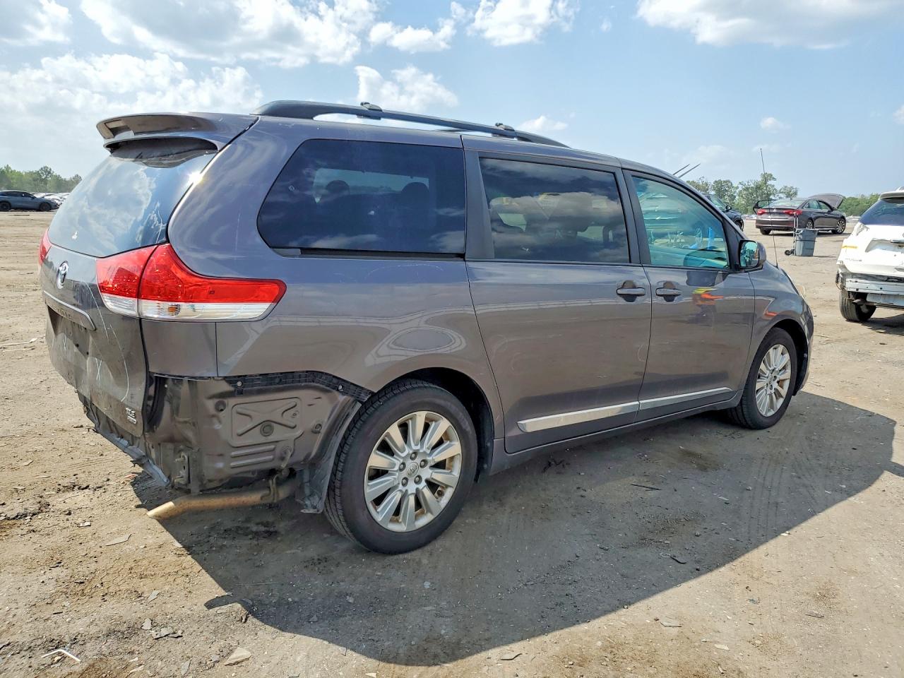2013 Toyota Sienna Xle 7-passenger Gray vin: 5TDDK3DC6DS051801