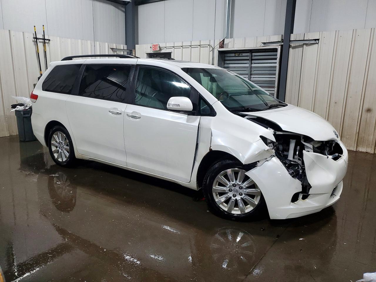 2013 Toyota Sienna Limited 7-passenger White vin: 5TDDK3DC6DS066847