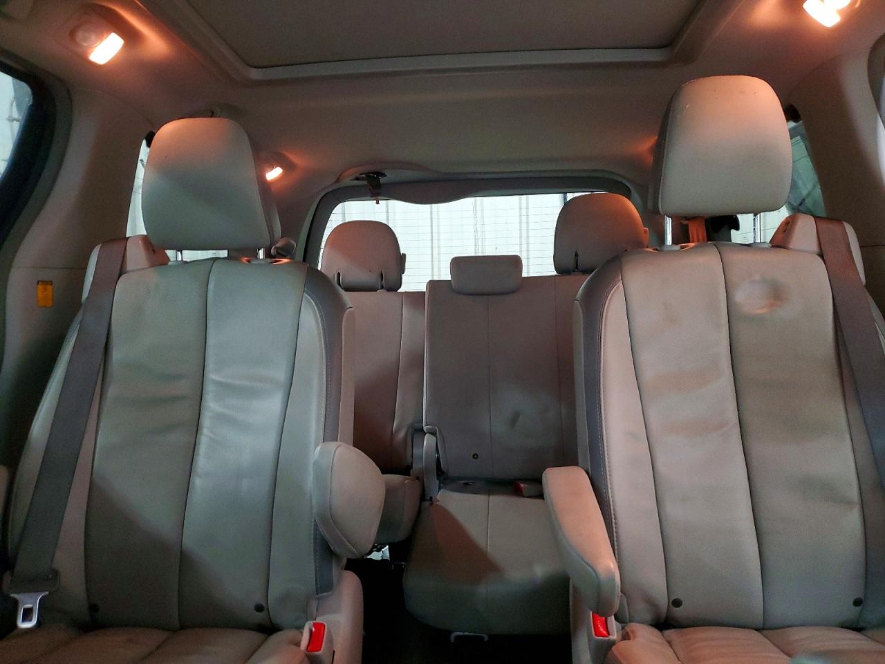 2013 Toyota Sienna Limited 7-passenger White vin: 5TDDK3DC6DS066847