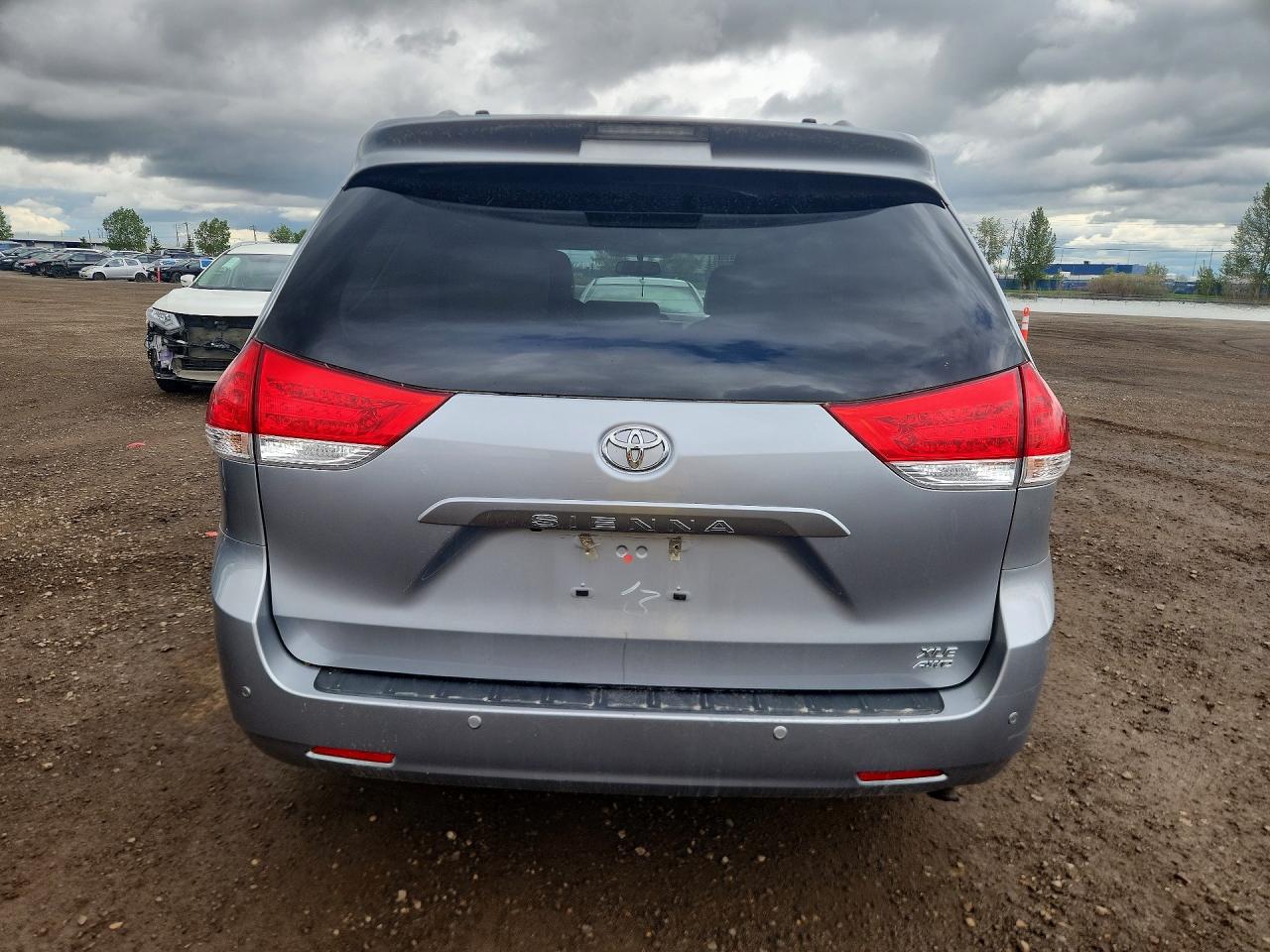 2014 Toyota Sienna Xle 7-passenger Серебряный vin: 5TDDK3DC6ES082290