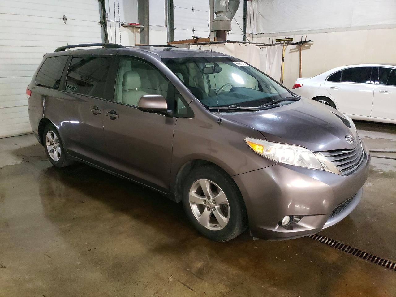 2014 Toyota Sienna Xle 7-passenger Gray vin: 5TDDK3DC6ES092270