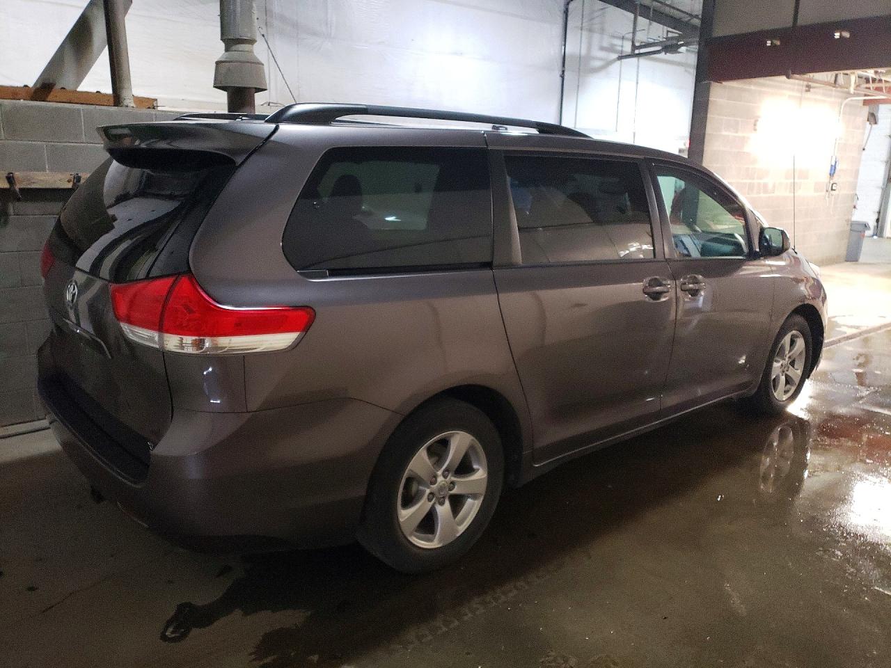 2014 Toyota Sienna Xle 7-passenger Gray vin: 5TDDK3DC6ES092270