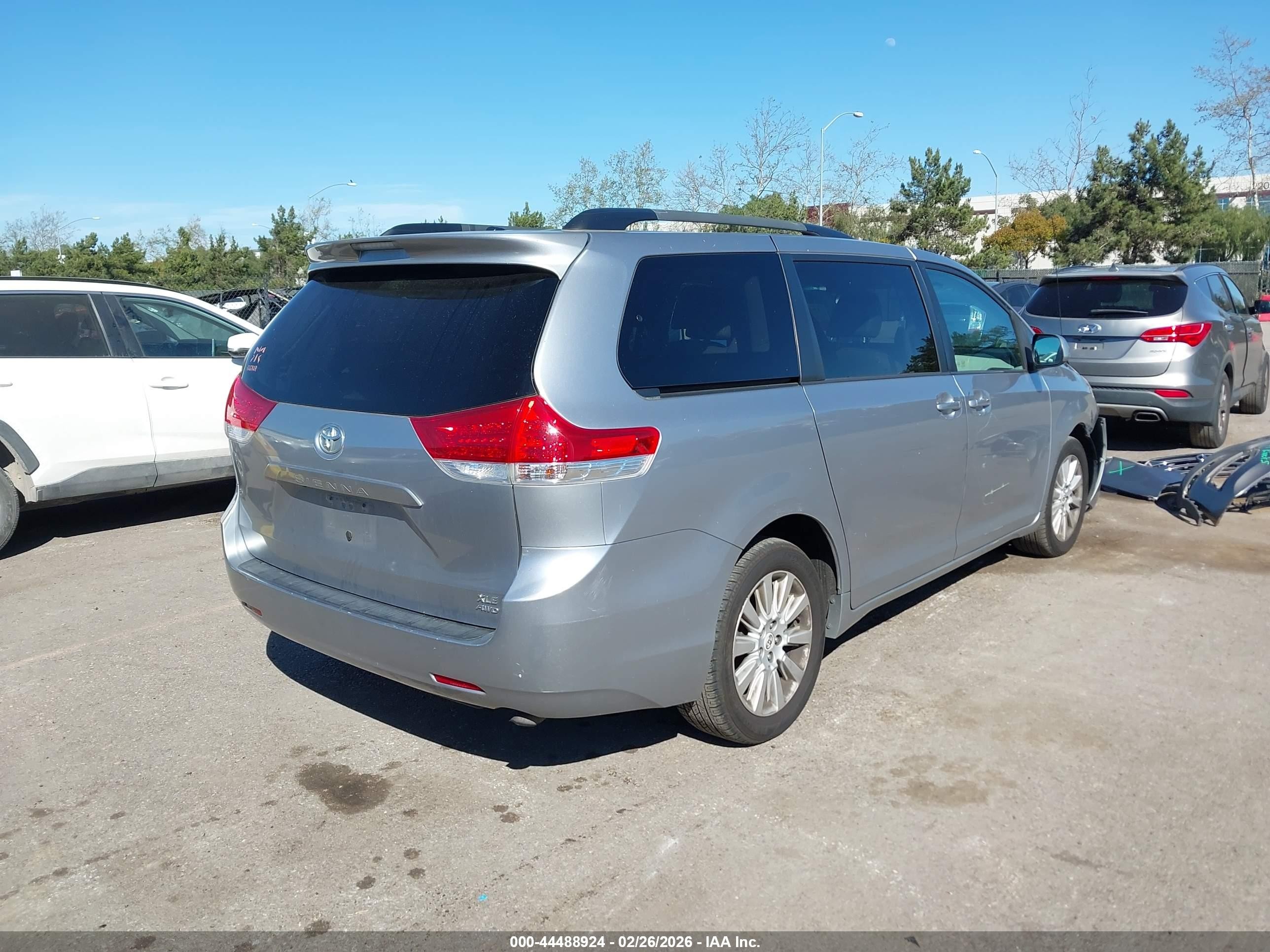 2011 Toyota Sienna Xle Silver vin: 5TDDK3DC7BS003205
