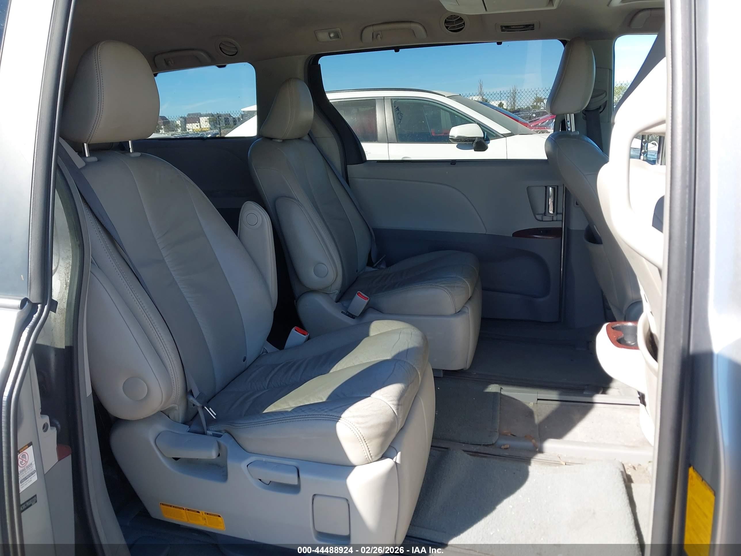 2011 Toyota Sienna Xle Silver vin: 5TDDK3DC7BS003205