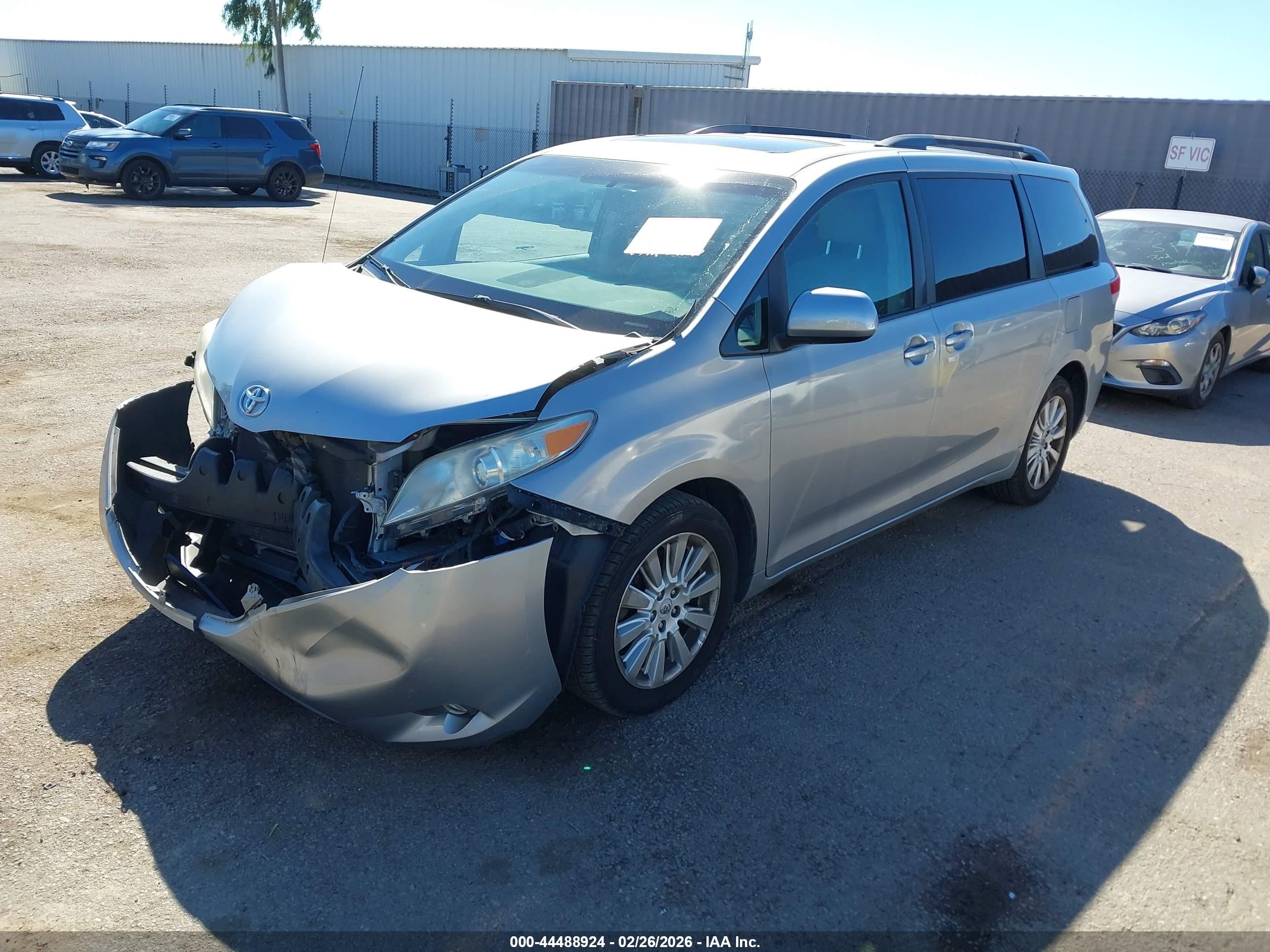 2011 Toyota Sienna Xle Silver vin: 5TDDK3DC7BS003205