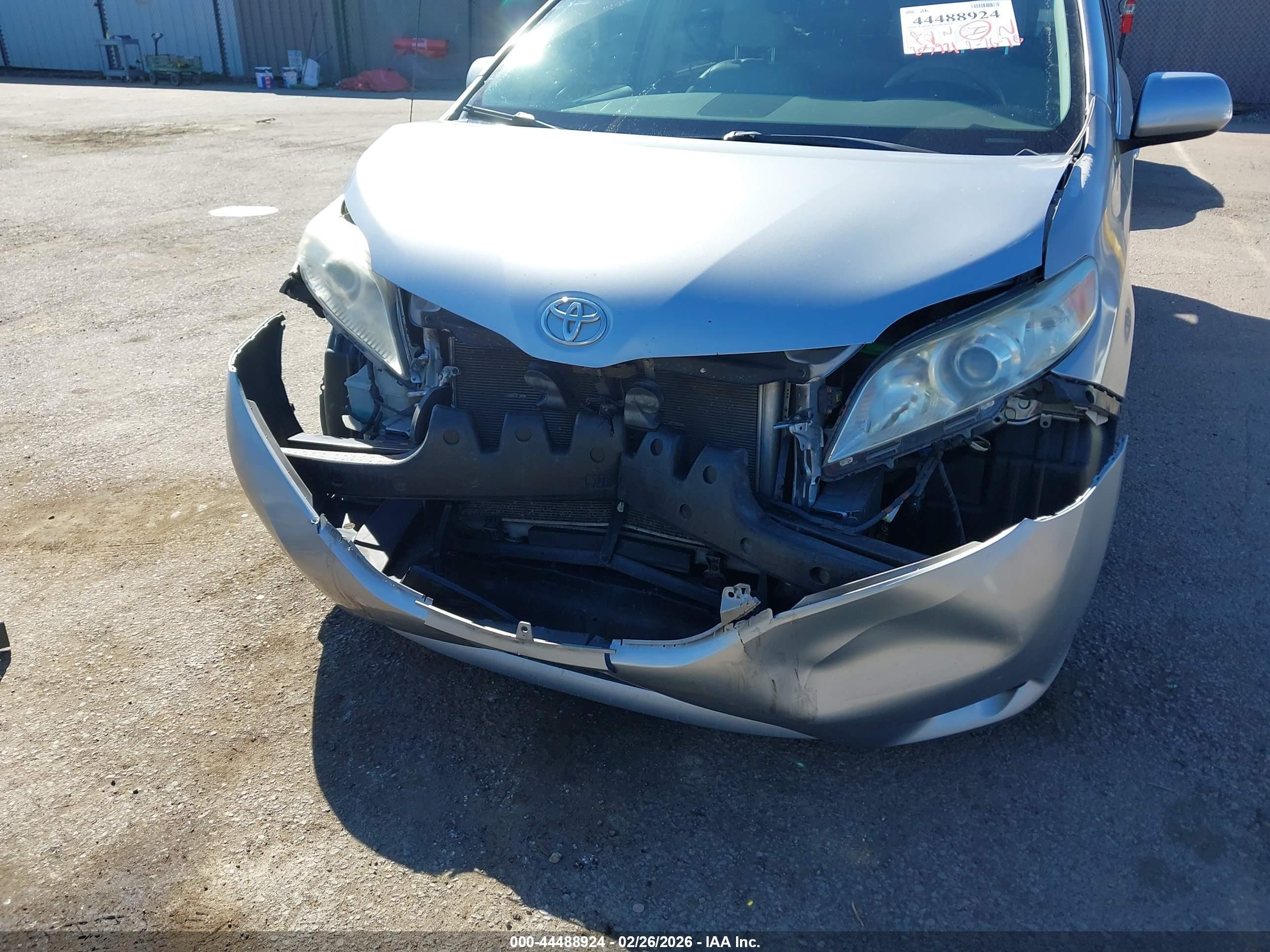 2011 Toyota Sienna Xle Silver vin: 5TDDK3DC7BS003205