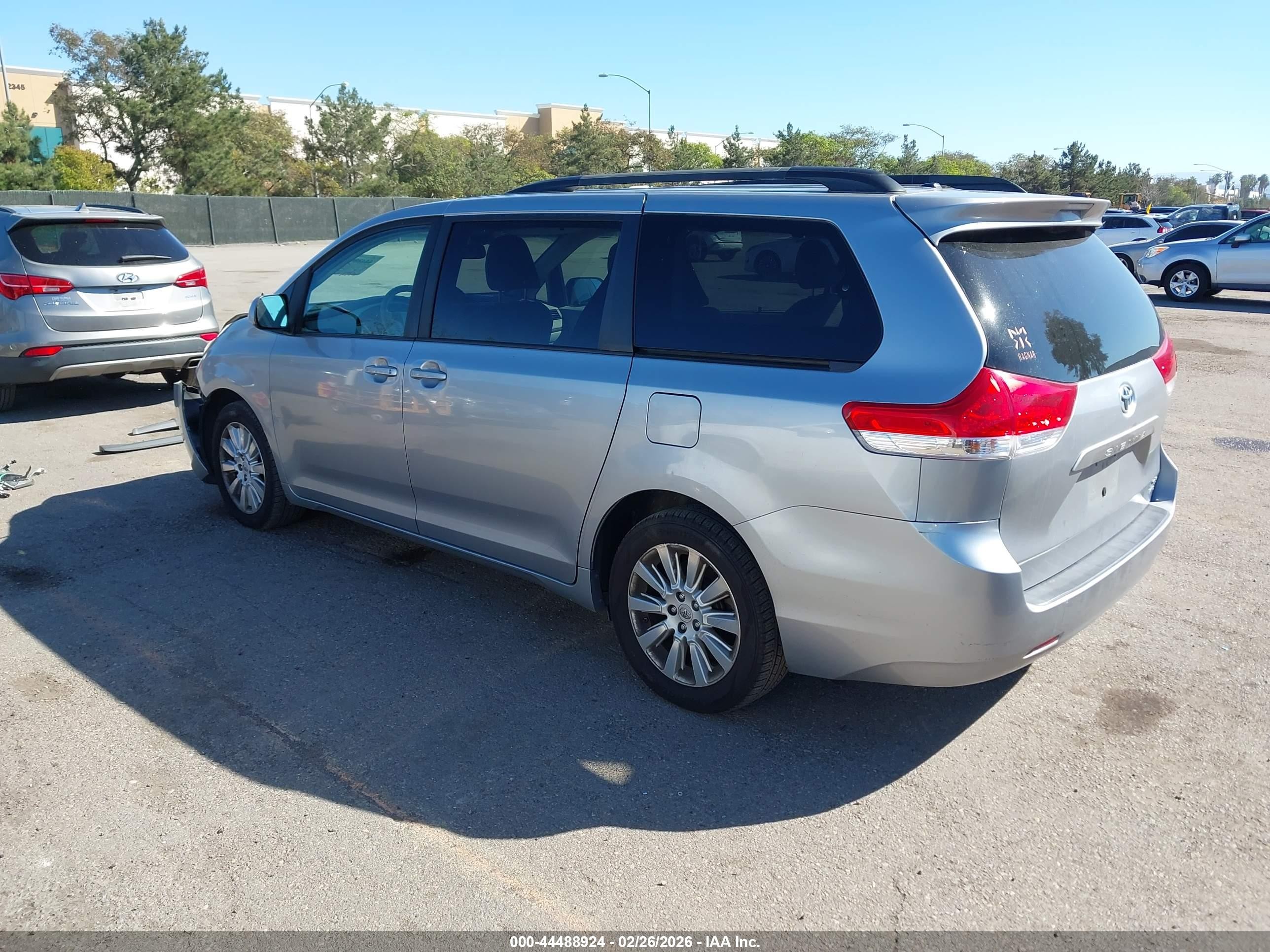 2011 Toyota Sienna Xle Silver vin: 5TDDK3DC7BS003205