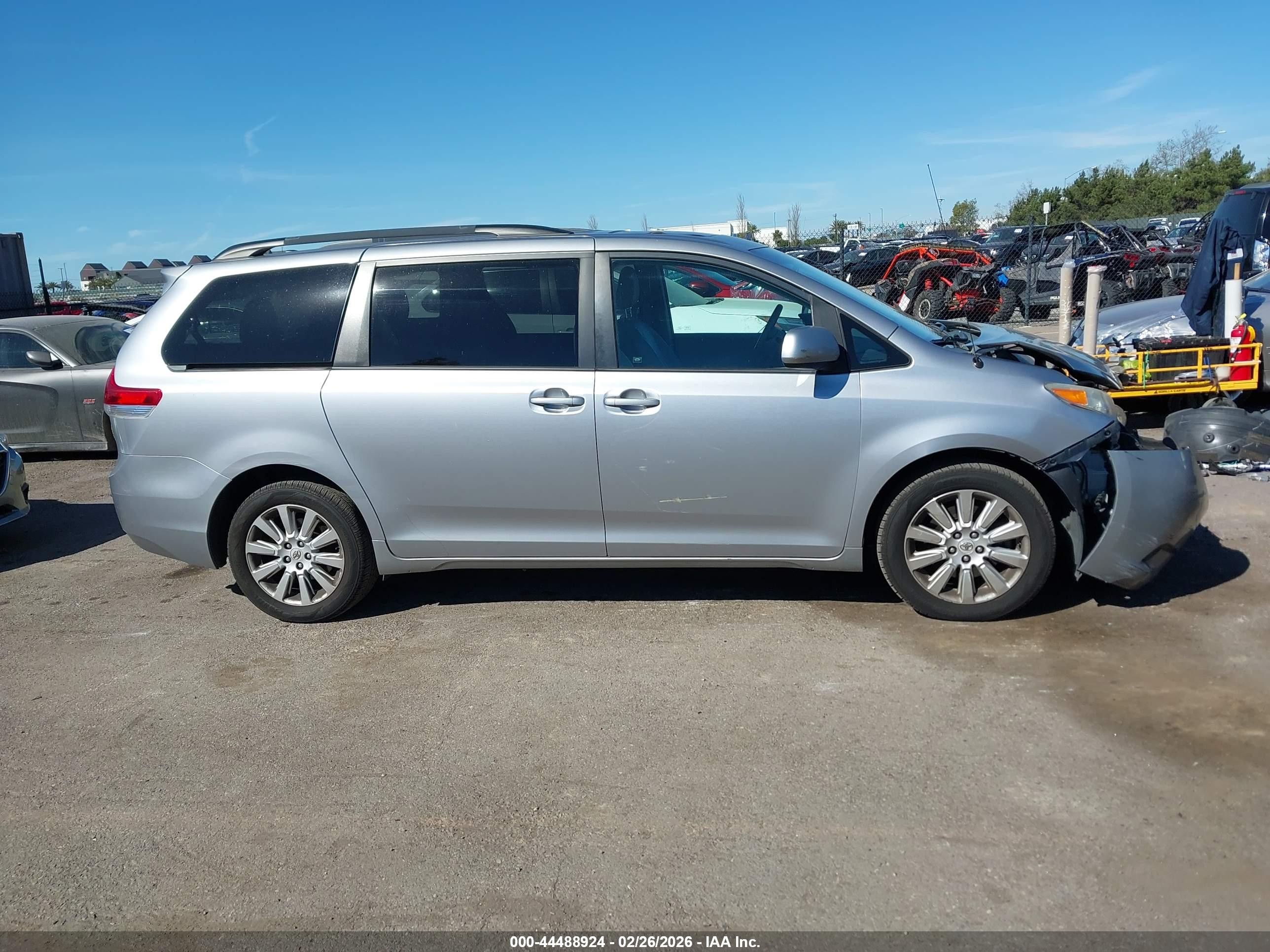 2011 Toyota Sienna Xle Silver vin: 5TDDK3DC7BS003205