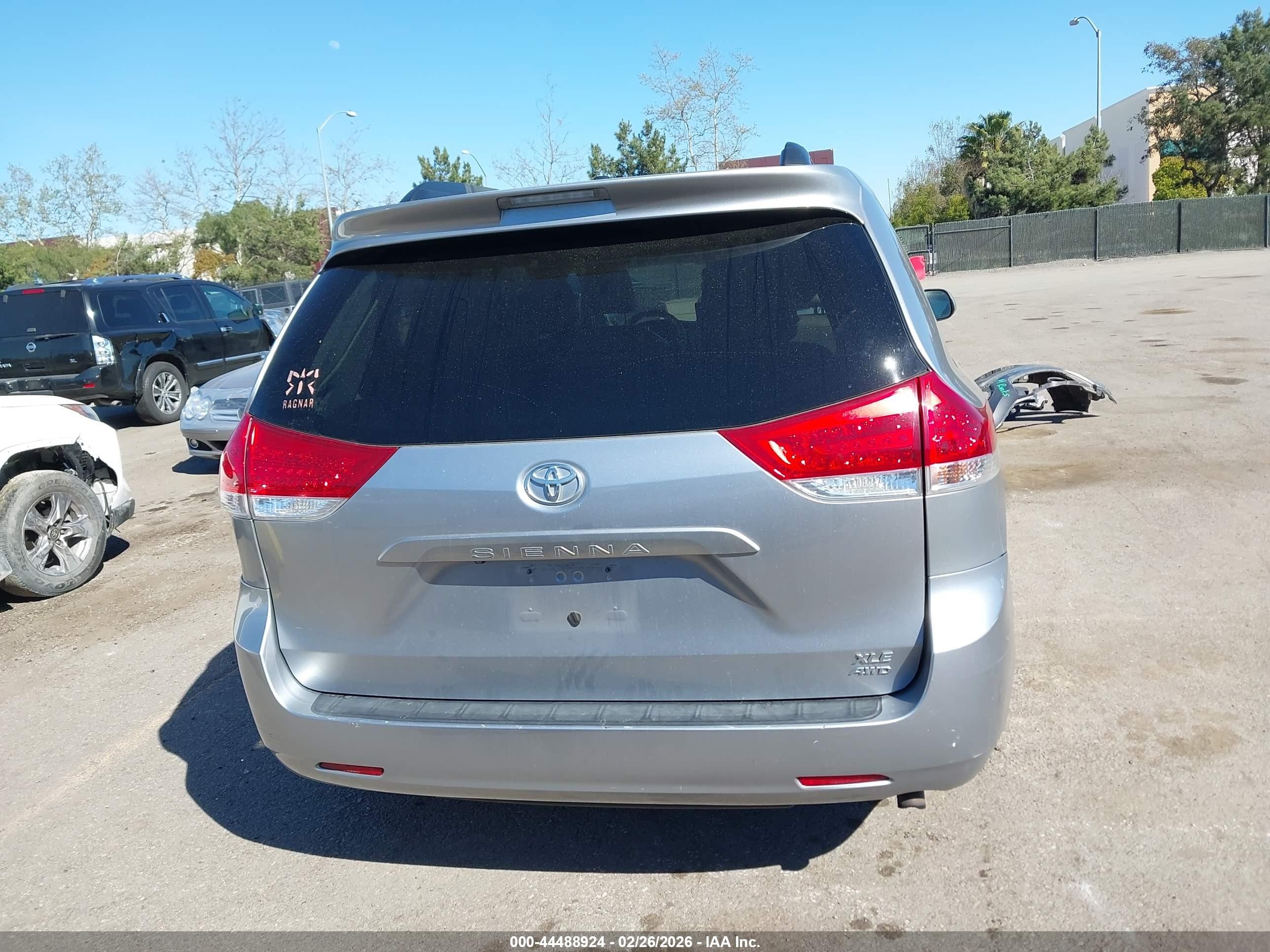 2011 Toyota Sienna Xle Silver vin: 5TDDK3DC7BS003205