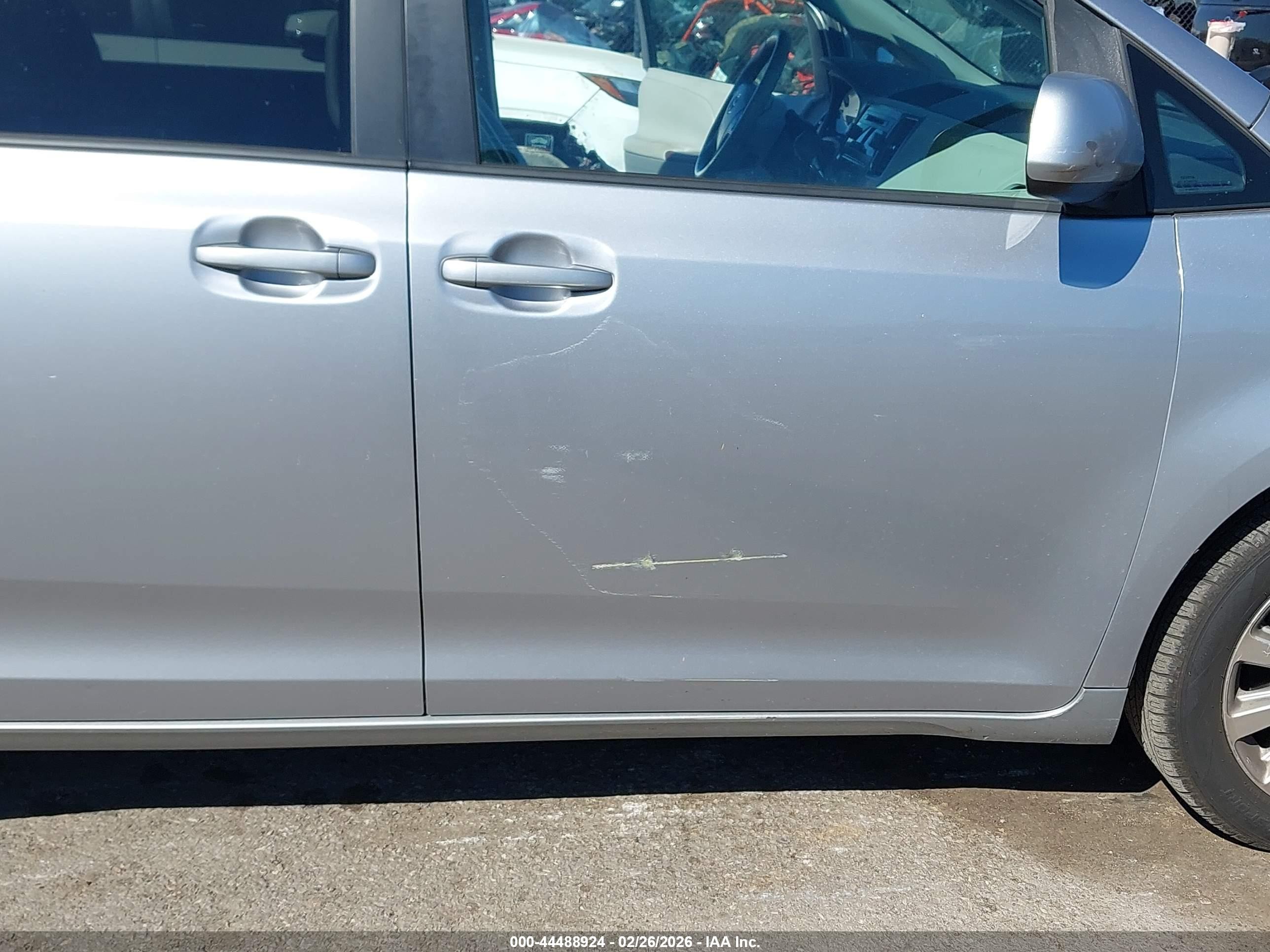 2011 Toyota Sienna Xle Silver vin: 5TDDK3DC7BS003205