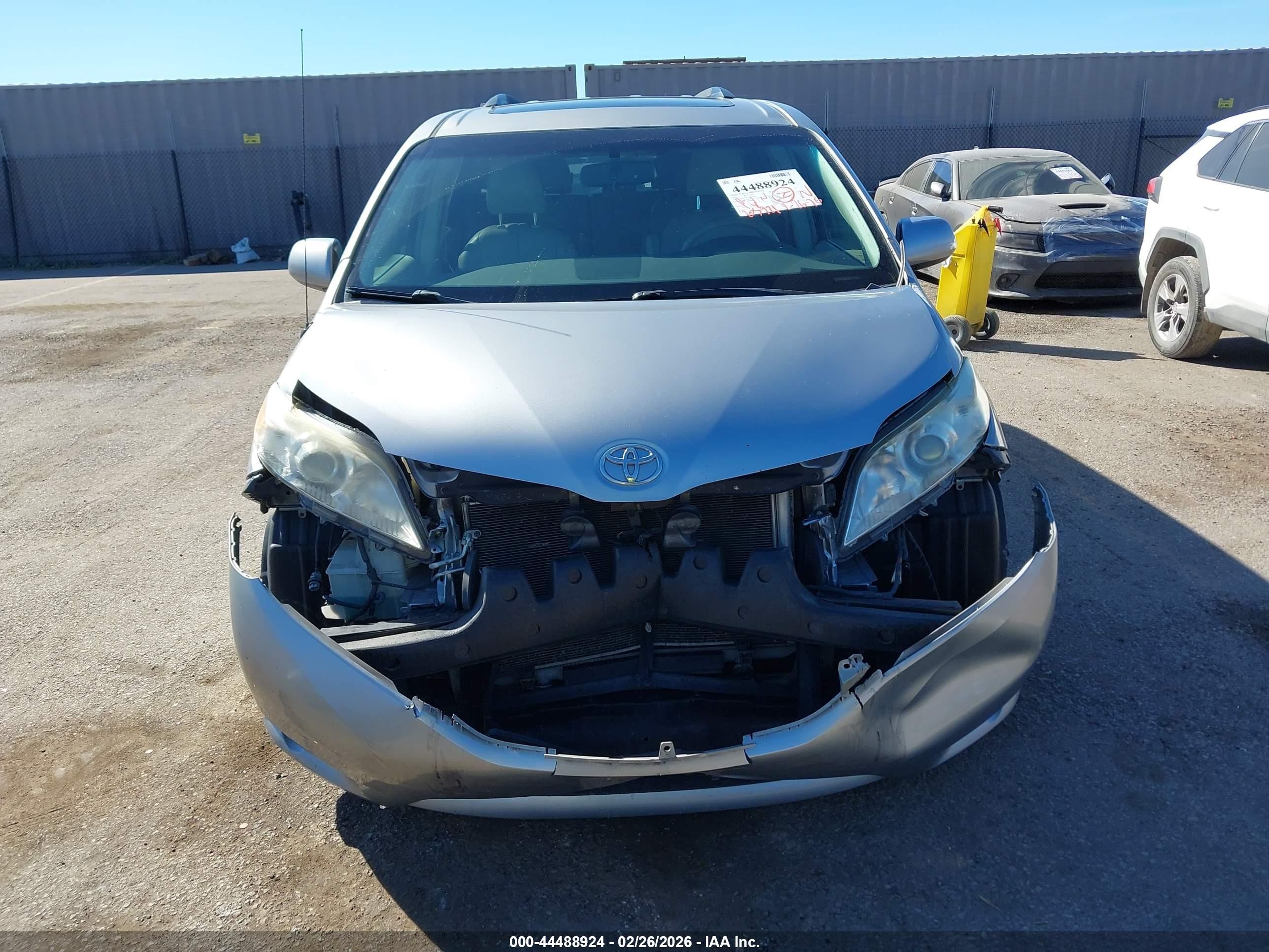 2011 Toyota Sienna Xle Silver vin: 5TDDK3DC7BS003205