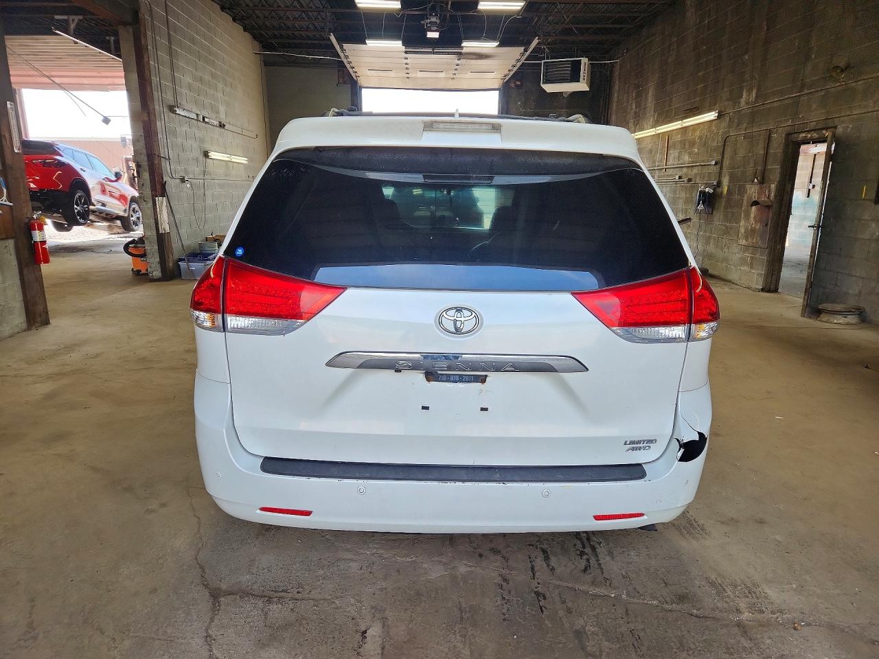 2011 Toyota Sienna Limited Awd White vin: 5TDDK3DC7BS011837