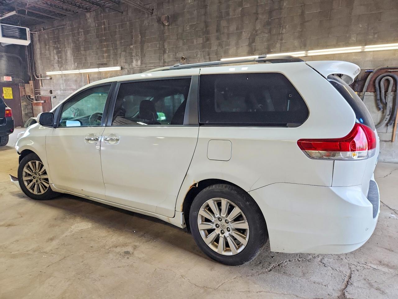 2011 Toyota Sienna Limited Awd White vin: 5TDDK3DC7BS011837