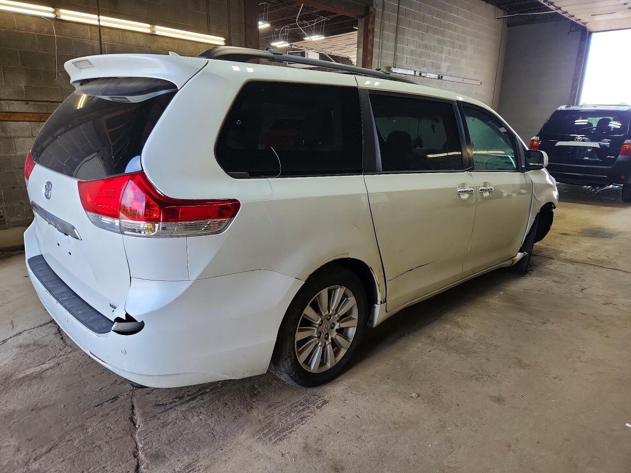 2011 Toyota Sienna Limited Awd White vin: 5TDDK3DC7BS011837