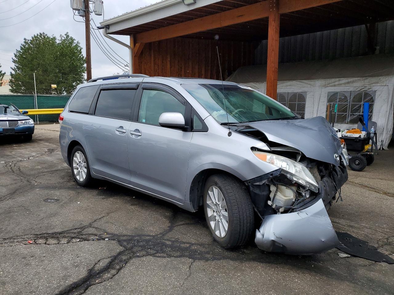 2011 Toyota Sienna Xle 7-passenger Silver vin: 5TDDK3DC7BS012907