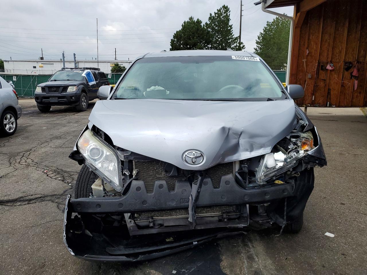 2011 Toyota Sienna Xle 7-passenger Silver vin: 5TDDK3DC7BS012907