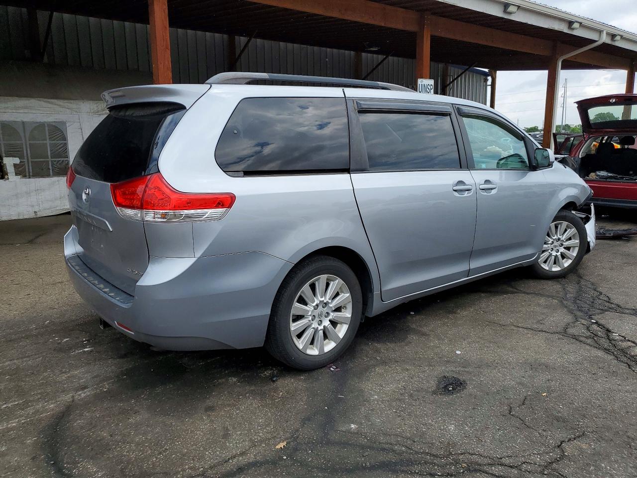 2011 Toyota Sienna Xle 7-passenger Silver vin: 5TDDK3DC7BS012907