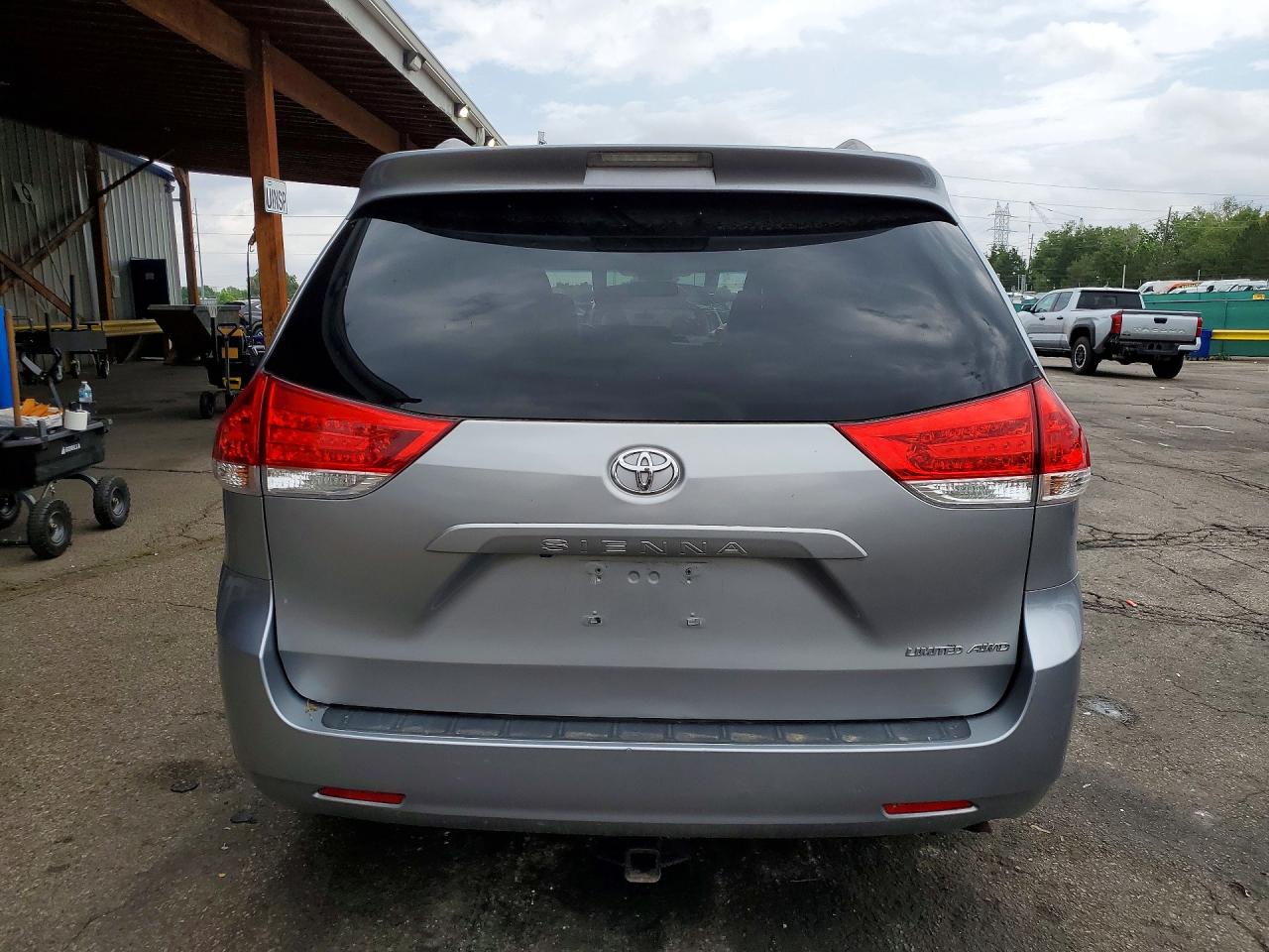 2011 Toyota Sienna Xle 7-passenger Silver vin: 5TDDK3DC7BS012907