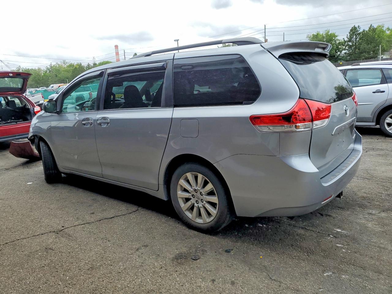 2011 Toyota Sienna Xle 7-passenger Silver vin: 5TDDK3DC7BS012907