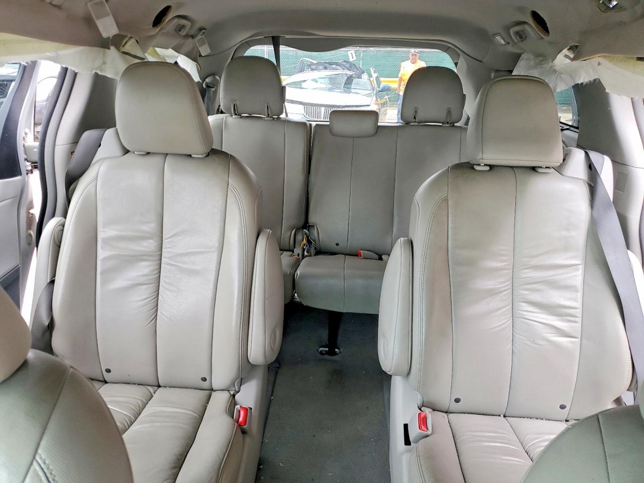 2011 Toyota Sienna Xle 7-passenger Silver vin: 5TDDK3DC7BS012907