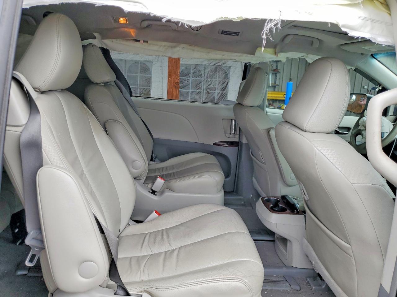 2011 Toyota Sienna Xle 7-passenger Silver vin: 5TDDK3DC7BS012907