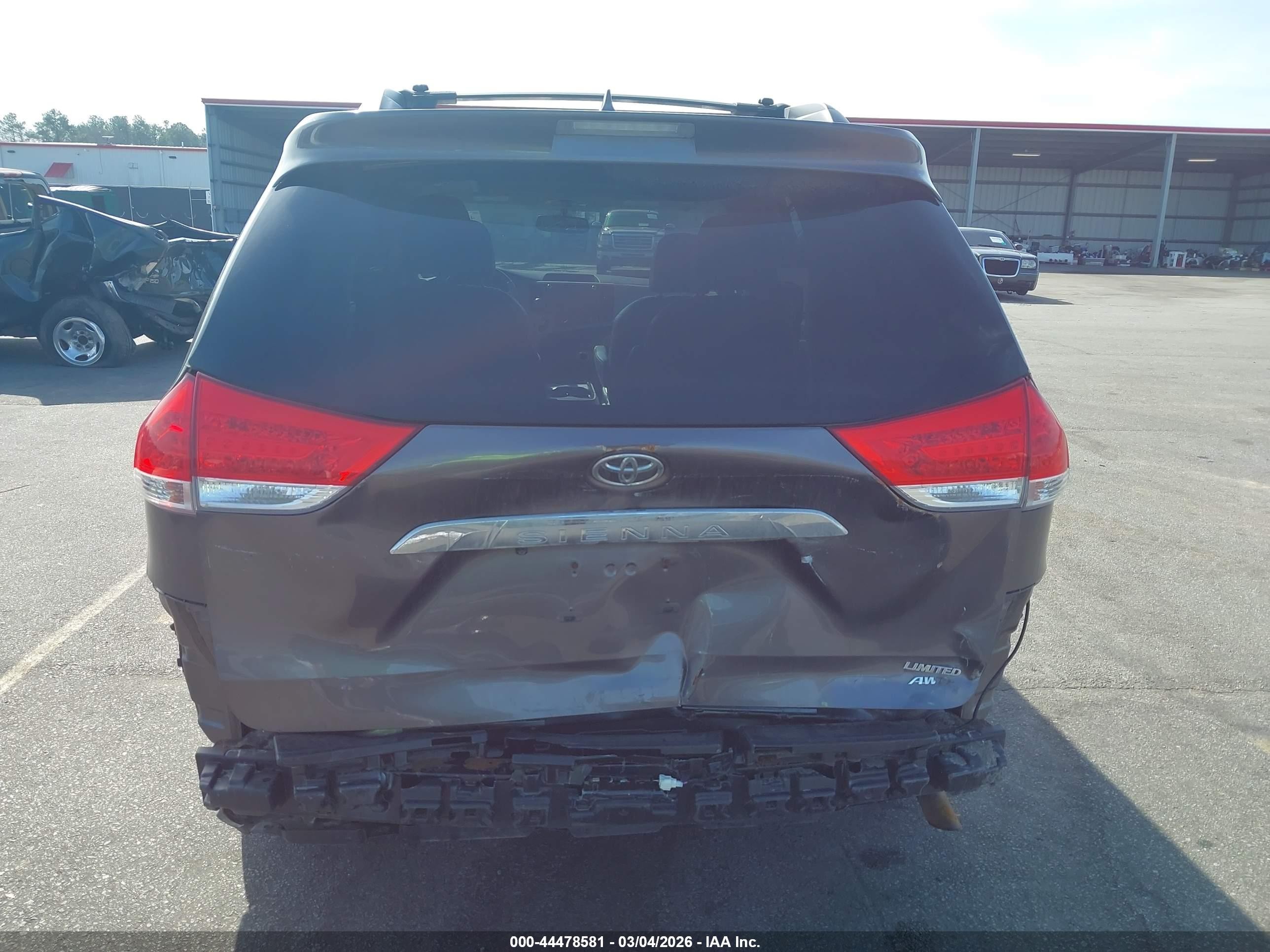 2011 Toyota Sienna Limited Pewter vin: 5TDDK3DC7BS019405