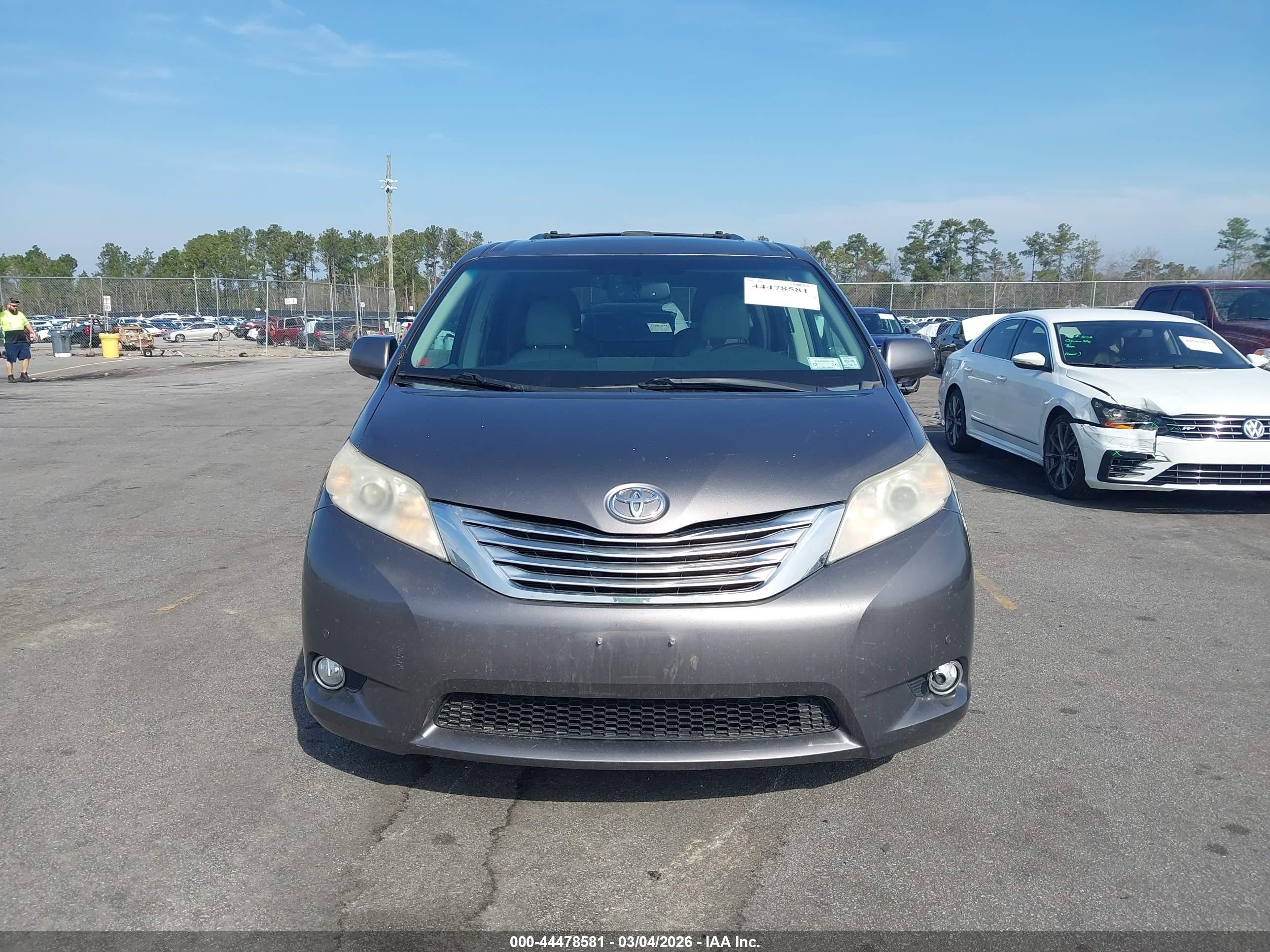 2011 Toyota Sienna Limited Pewter vin: 5TDDK3DC7BS019405