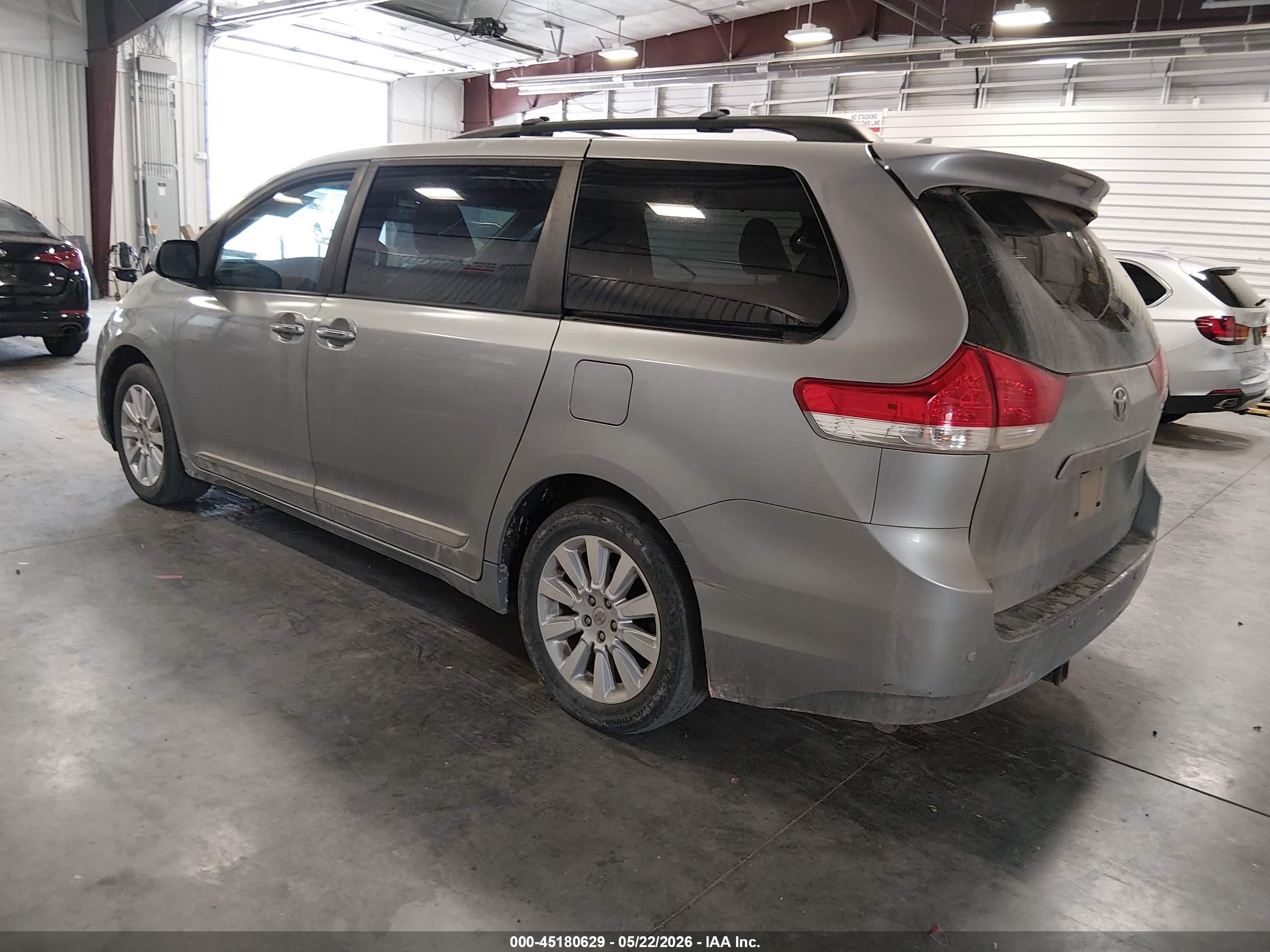 2011 Toyota Sienna Xle Silver vin: 5TDDK3DC7BS024409