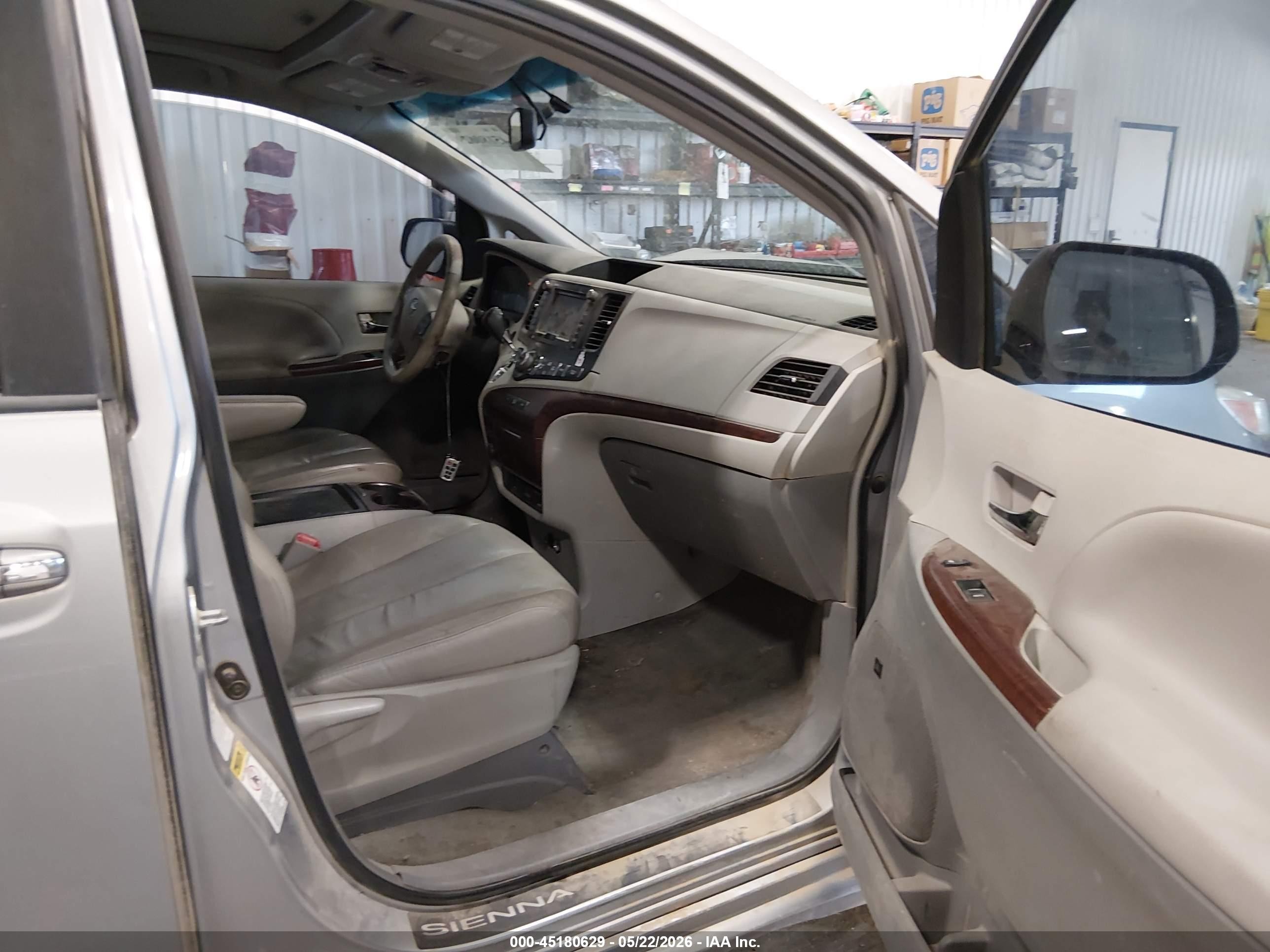 2011 Toyota Sienna Xle Silver vin: 5TDDK3DC7BS024409