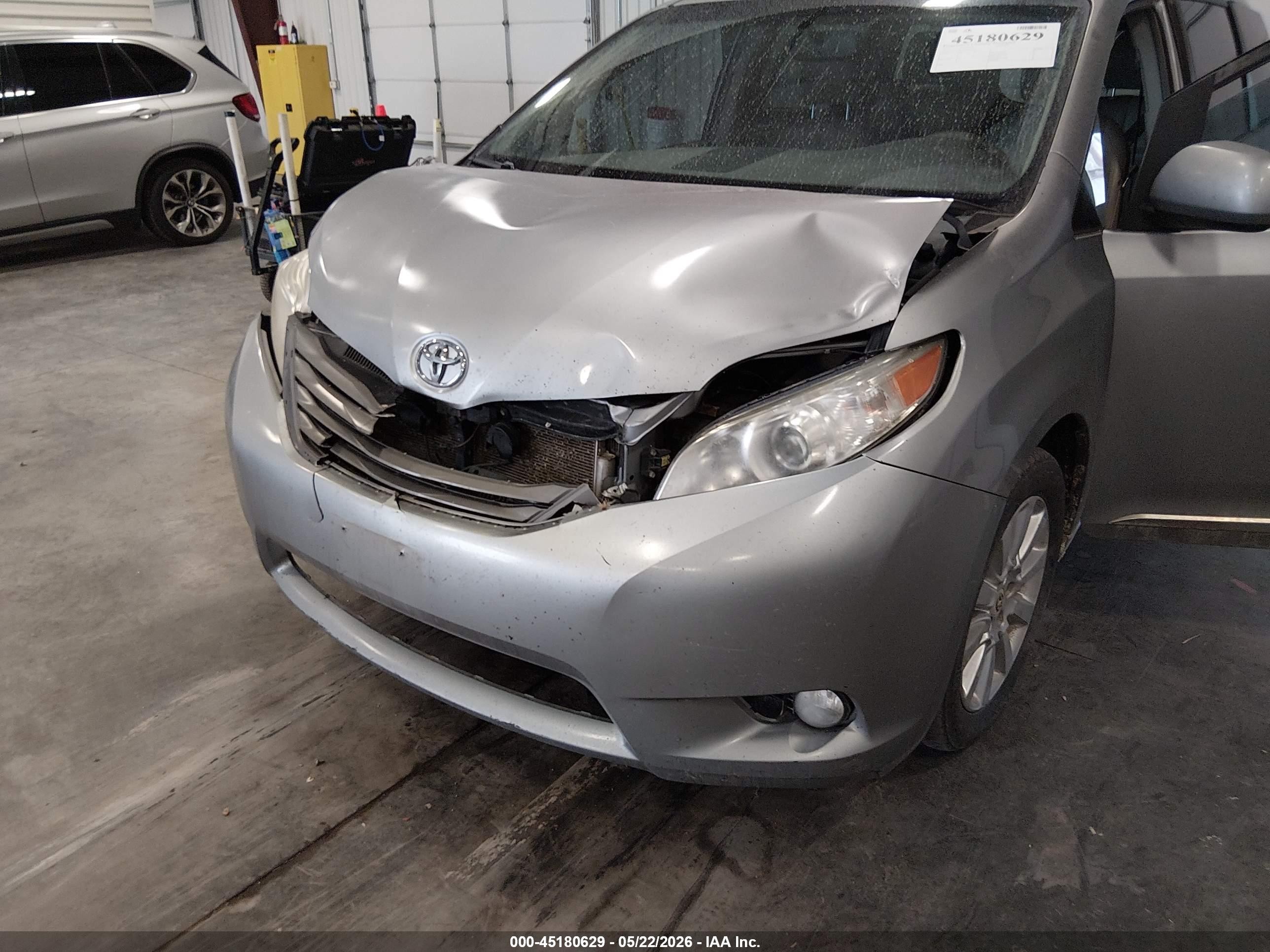 2011 Toyota Sienna Xle Silver vin: 5TDDK3DC7BS024409