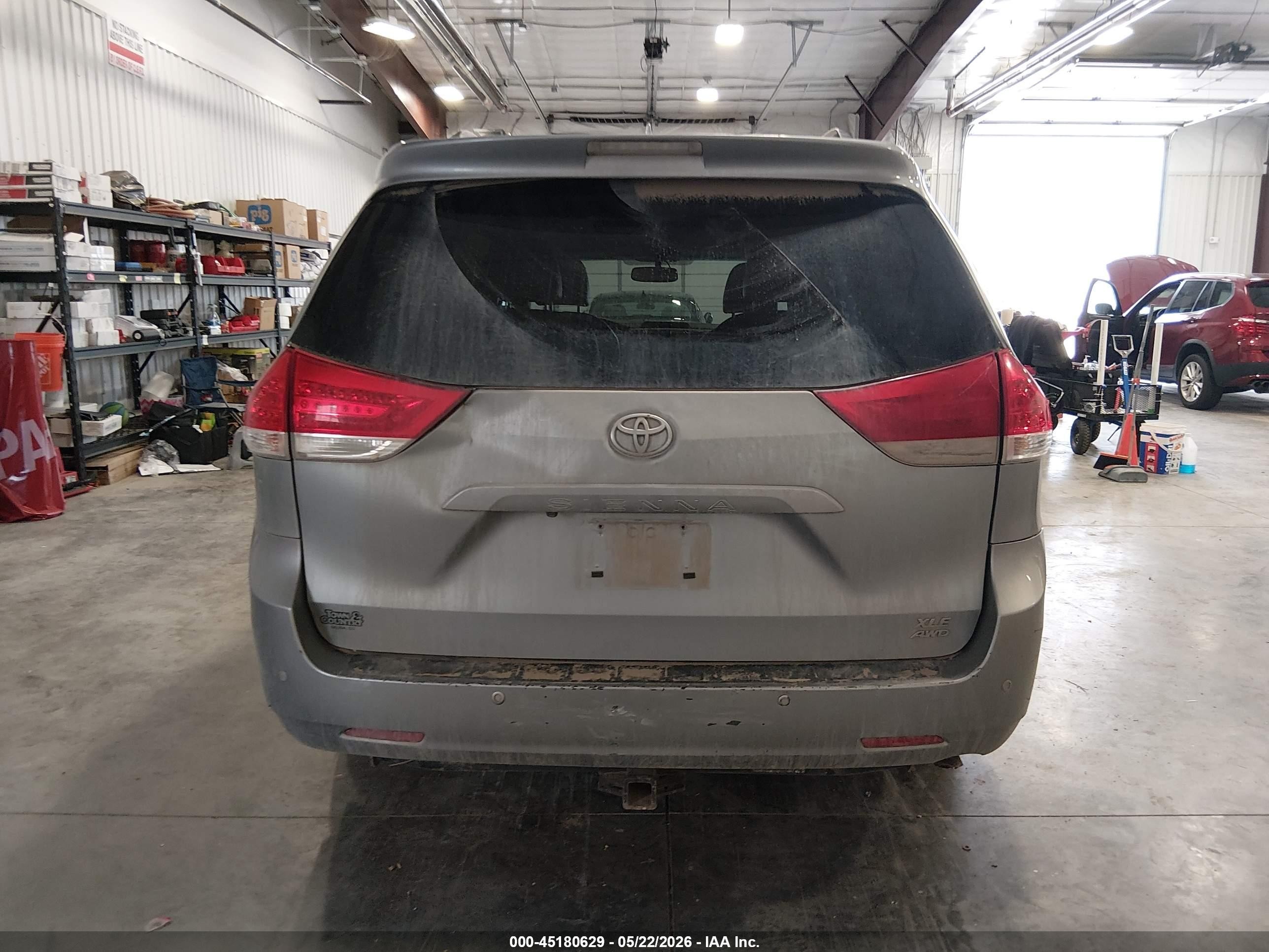 2011 Toyota Sienna Xle Silver vin: 5TDDK3DC7BS024409