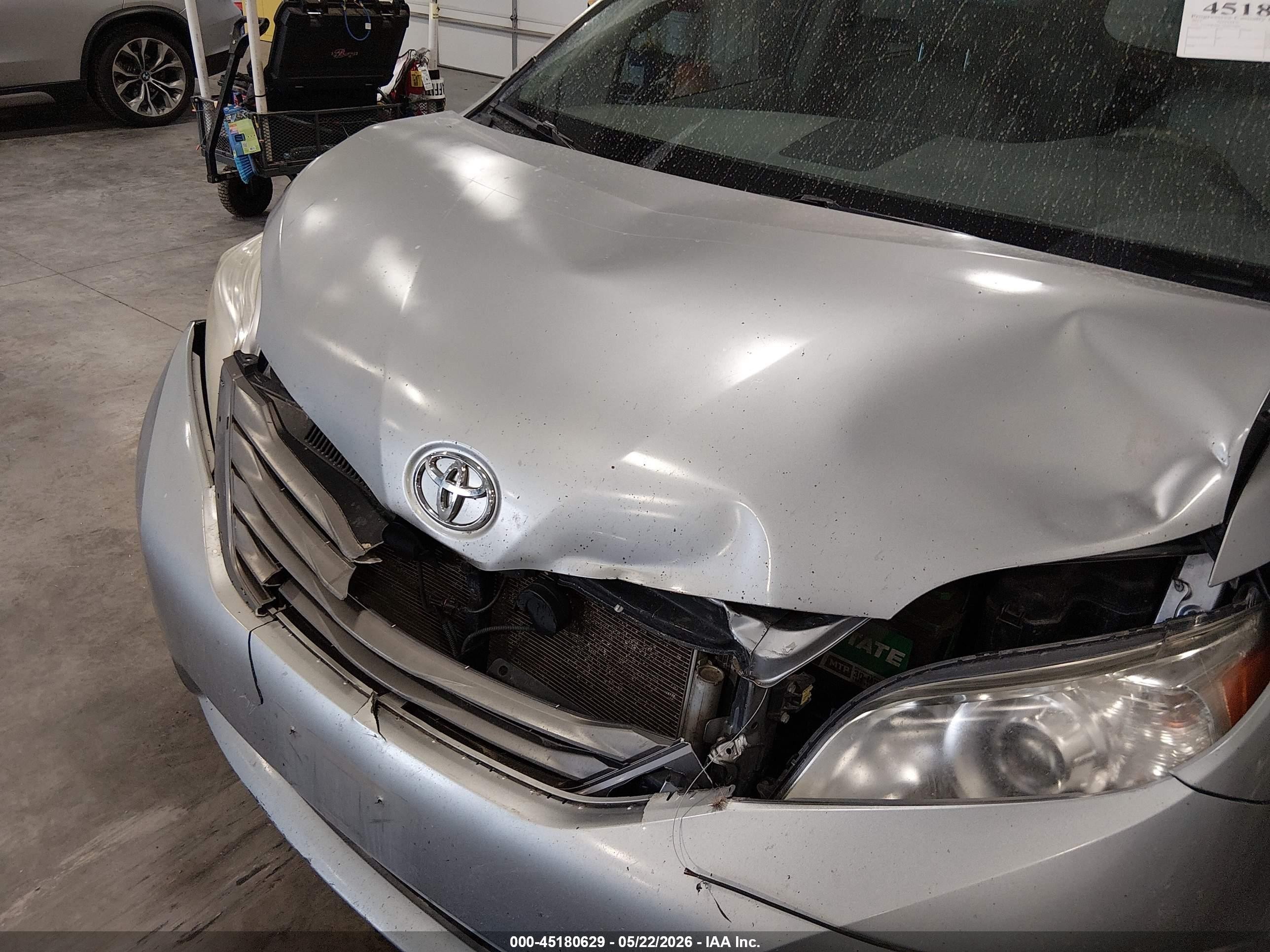 2011 Toyota Sienna Xle Silver vin: 5TDDK3DC7BS024409