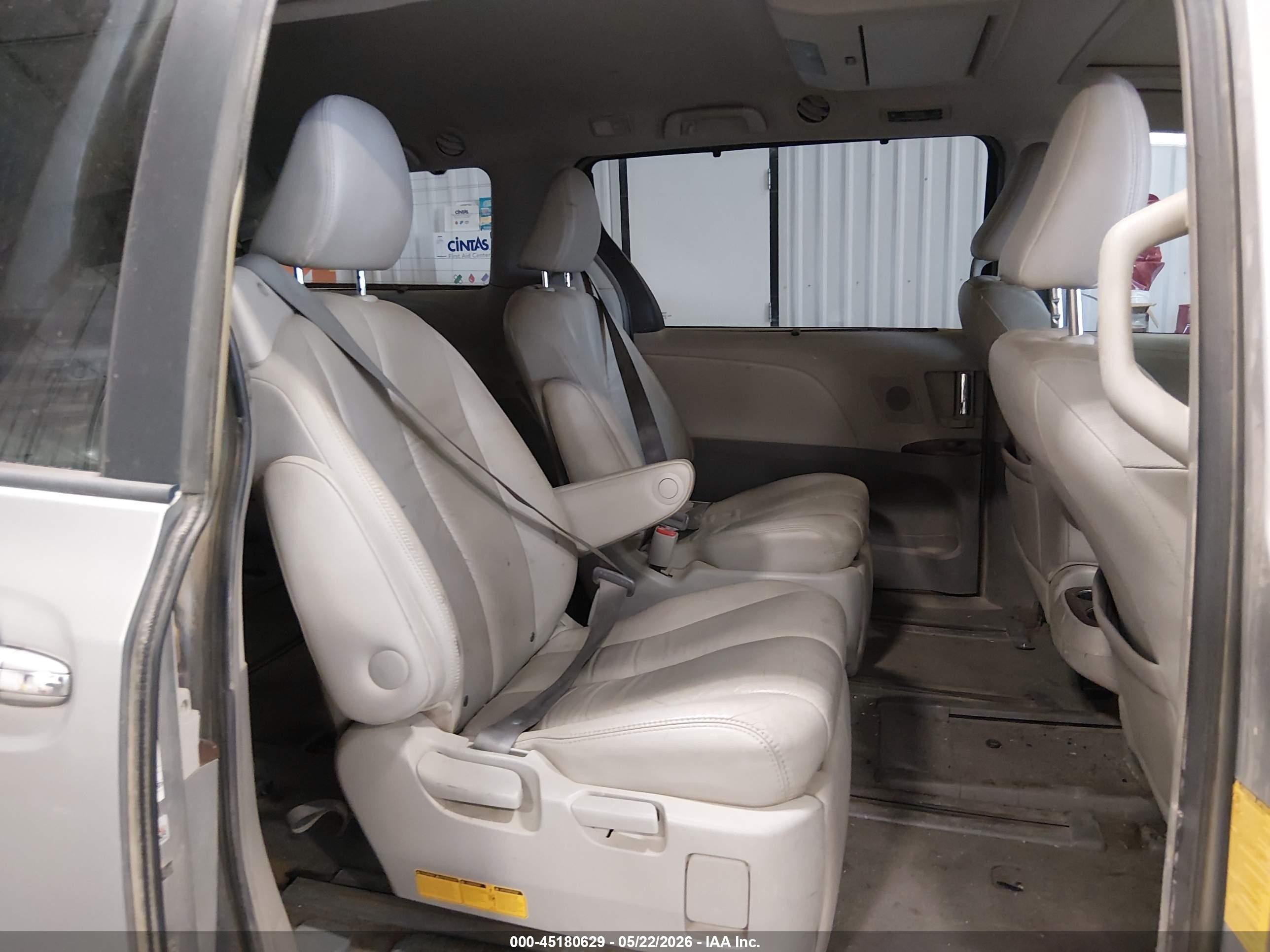 2011 Toyota Sienna Xle Silver vin: 5TDDK3DC7BS024409