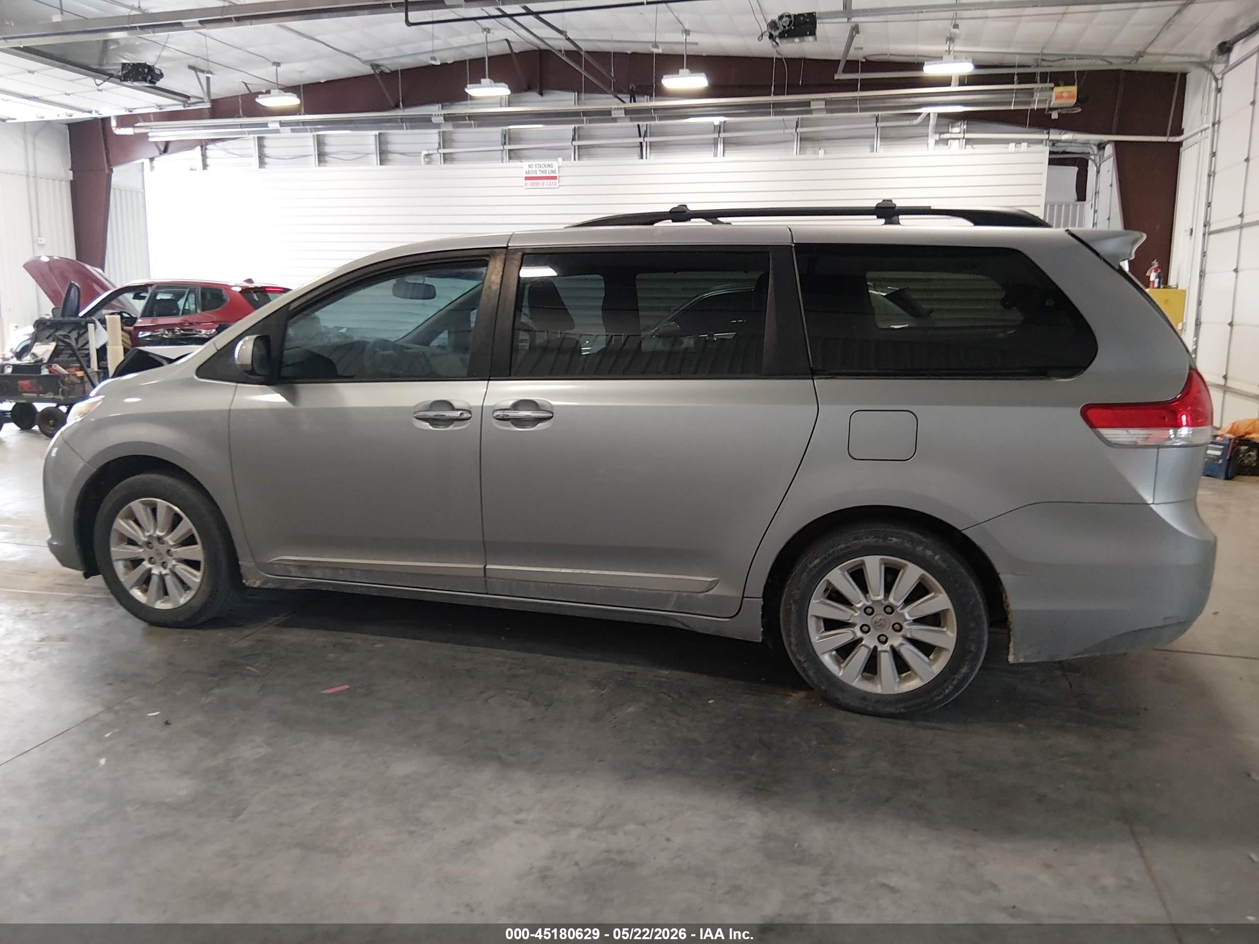 2011 Toyota Sienna Xle Silver vin: 5TDDK3DC7BS024409